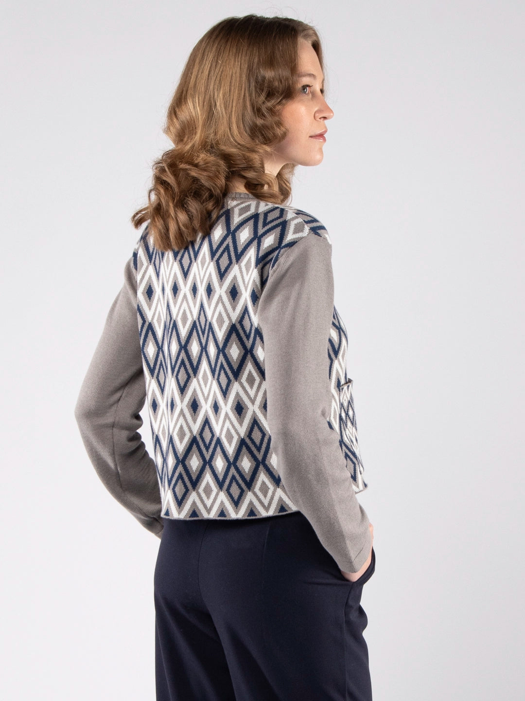 Casacos de Malha Achega - Casaco feminino, em algodão orgânico com botões e com padrão em jacquard de losângulos argyle.