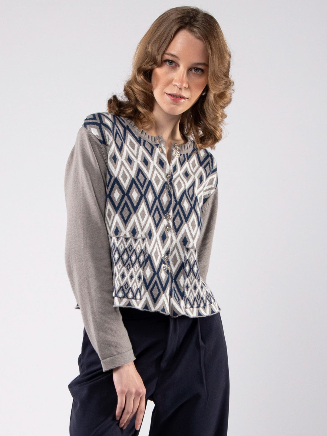 Casacos de Malha Achega - Casaco feminino, em algodão orgânico com botões e com padrão em jacquard de losângulos argyle.