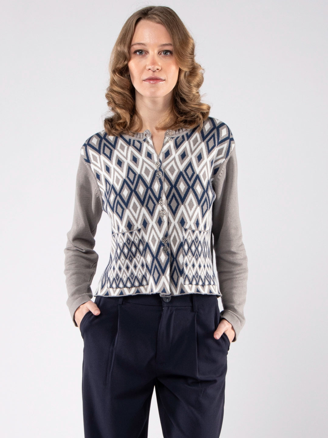 Casacos de Malha Achega - Casaco feminino, em algodão orgânico com botões e com padrão em jacquard de losângulos argyle.