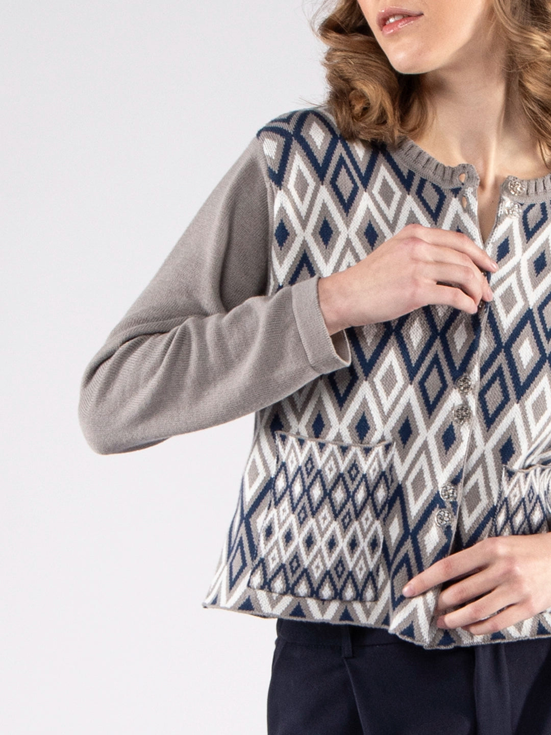 Casacos de Malha Achega - Casaco feminino, em algodão orgânico com botões e com padrão em jacquard de losângulos argyle.