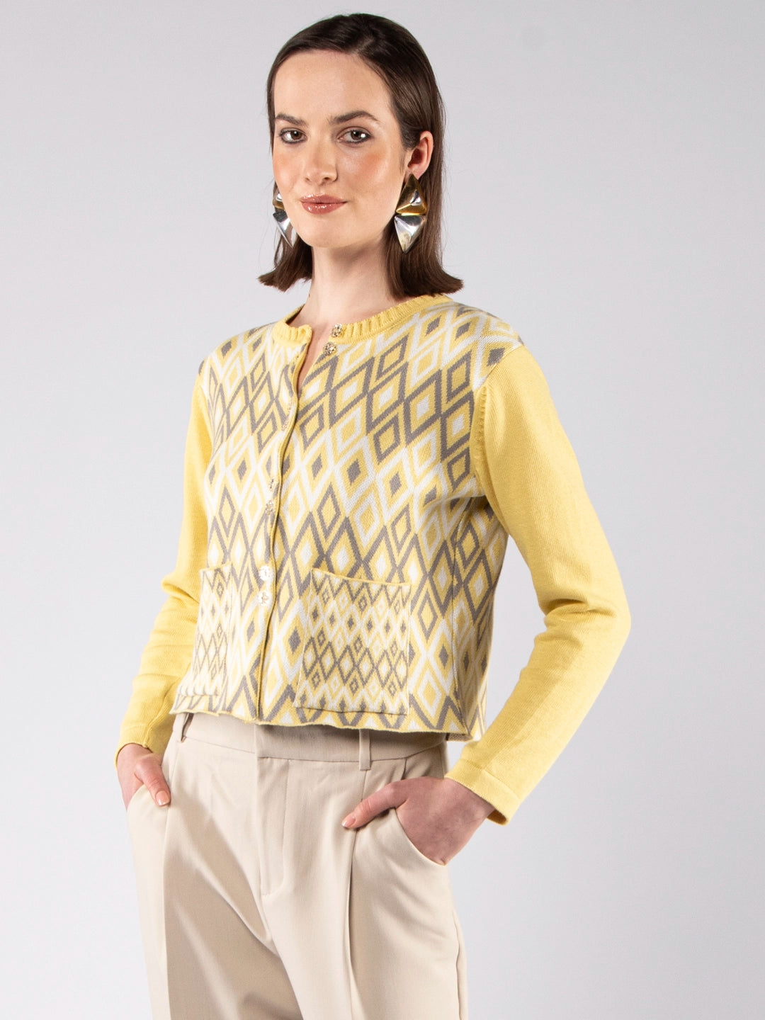 Casacos de Malha Achega - Casaco feminino, em algodão orgânico com botões e com padrão em jacquard de losângulos argyle.