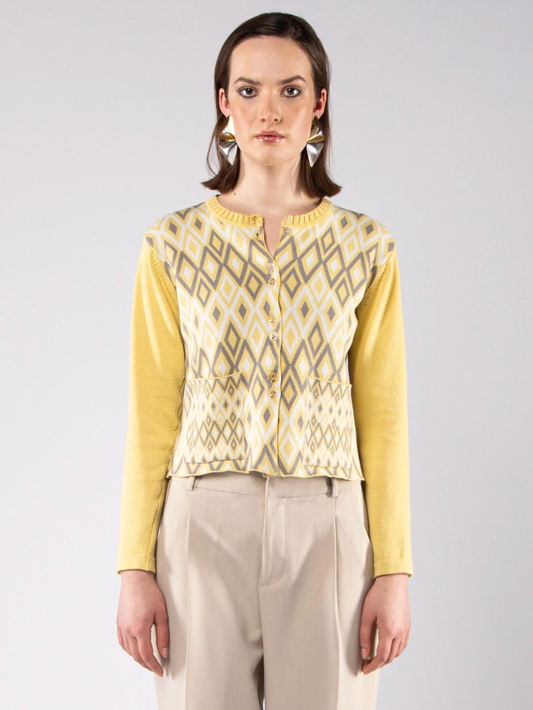 Casacos de Malha Achega - Casaco feminino, em algodão orgânico com botões e com padrão em jacquard de losângulos argyle.