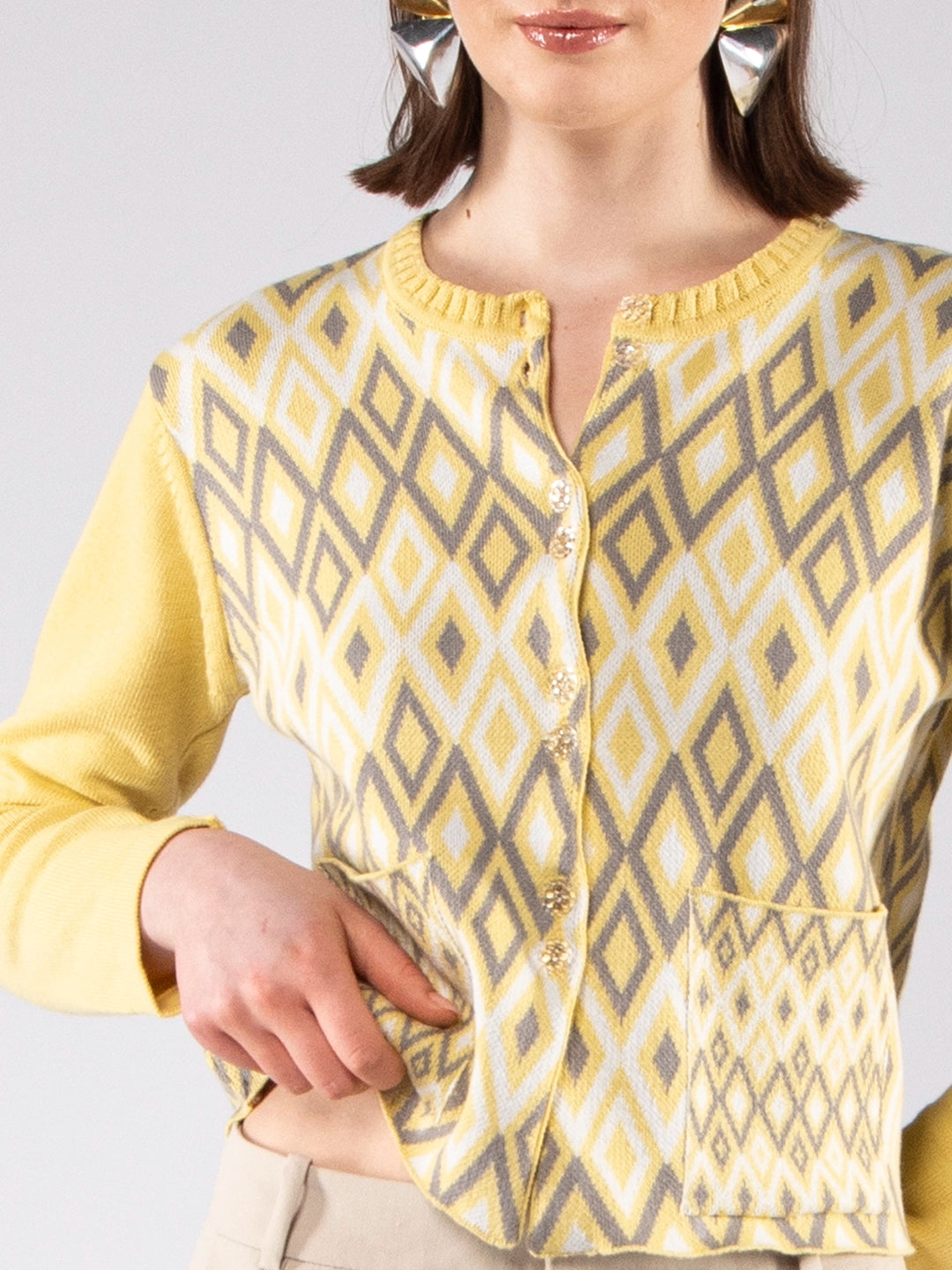 Casacos de Malha Achega - Casaco feminino, em algodão orgânico com botões e com padrão em jacquard de losângulos argyle.