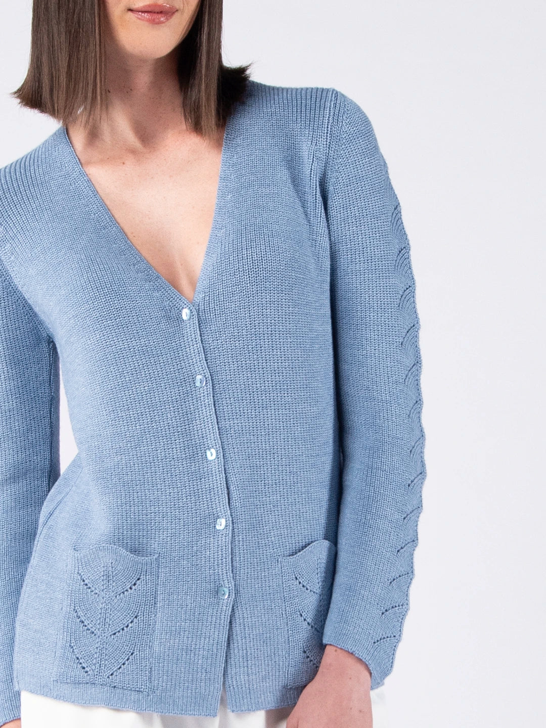 Cárdigan con cuello de pico y bolsillos en lana Merino - Azul bebé