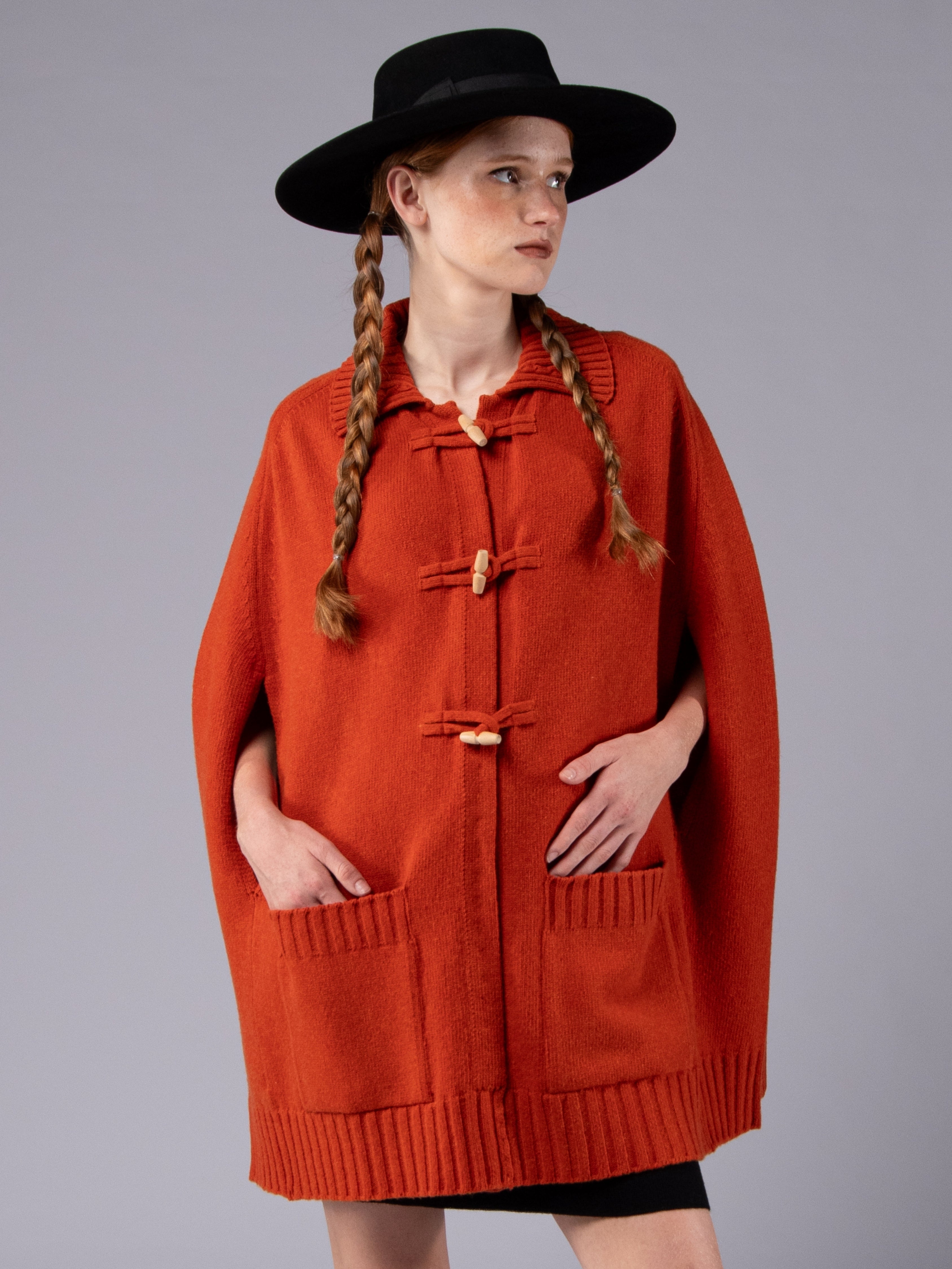 Poncho com Alamares em Lambswool - Laranja Terracota
