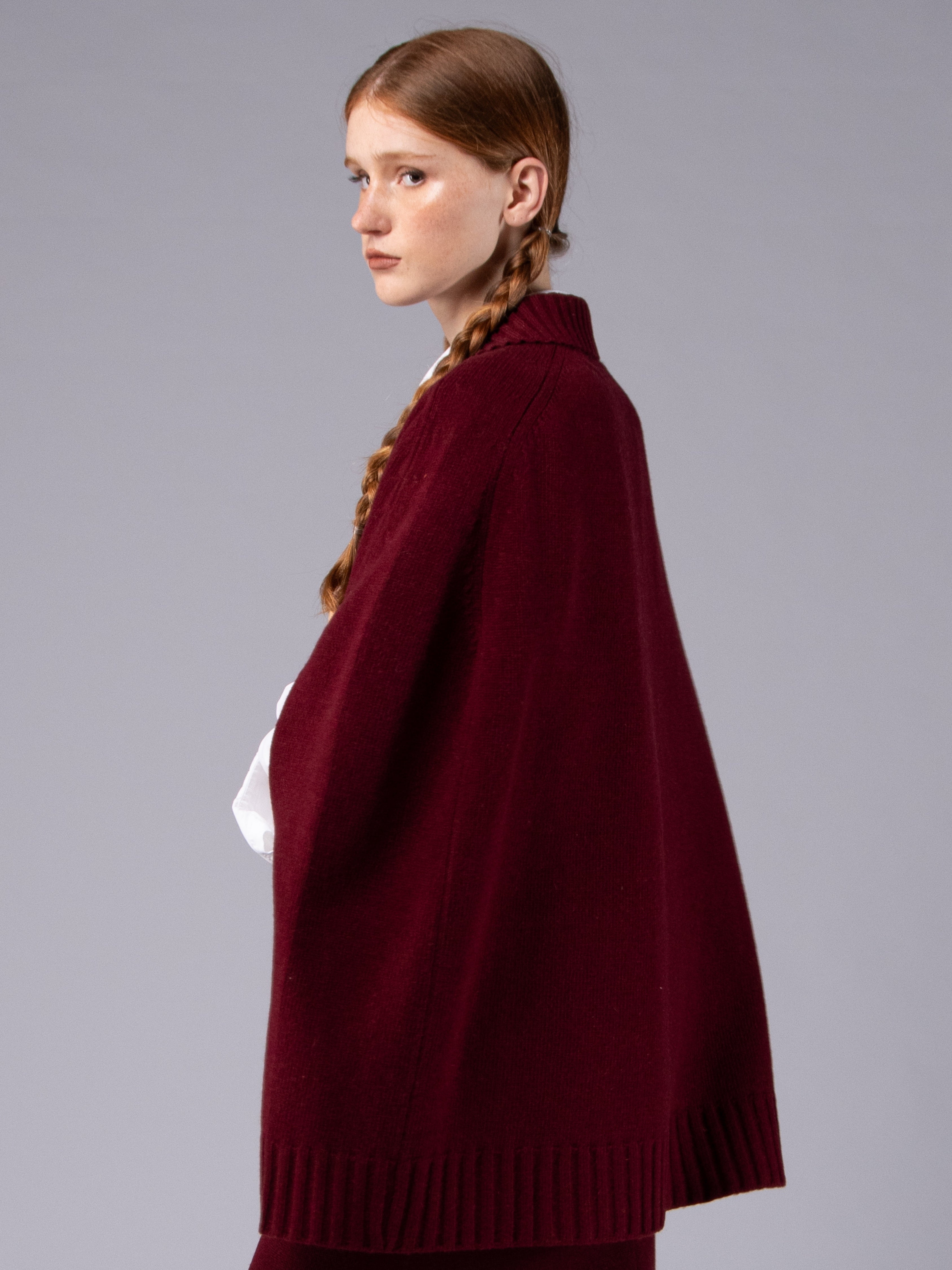 Poncho com Alamares em Lambswool - Bordeaux