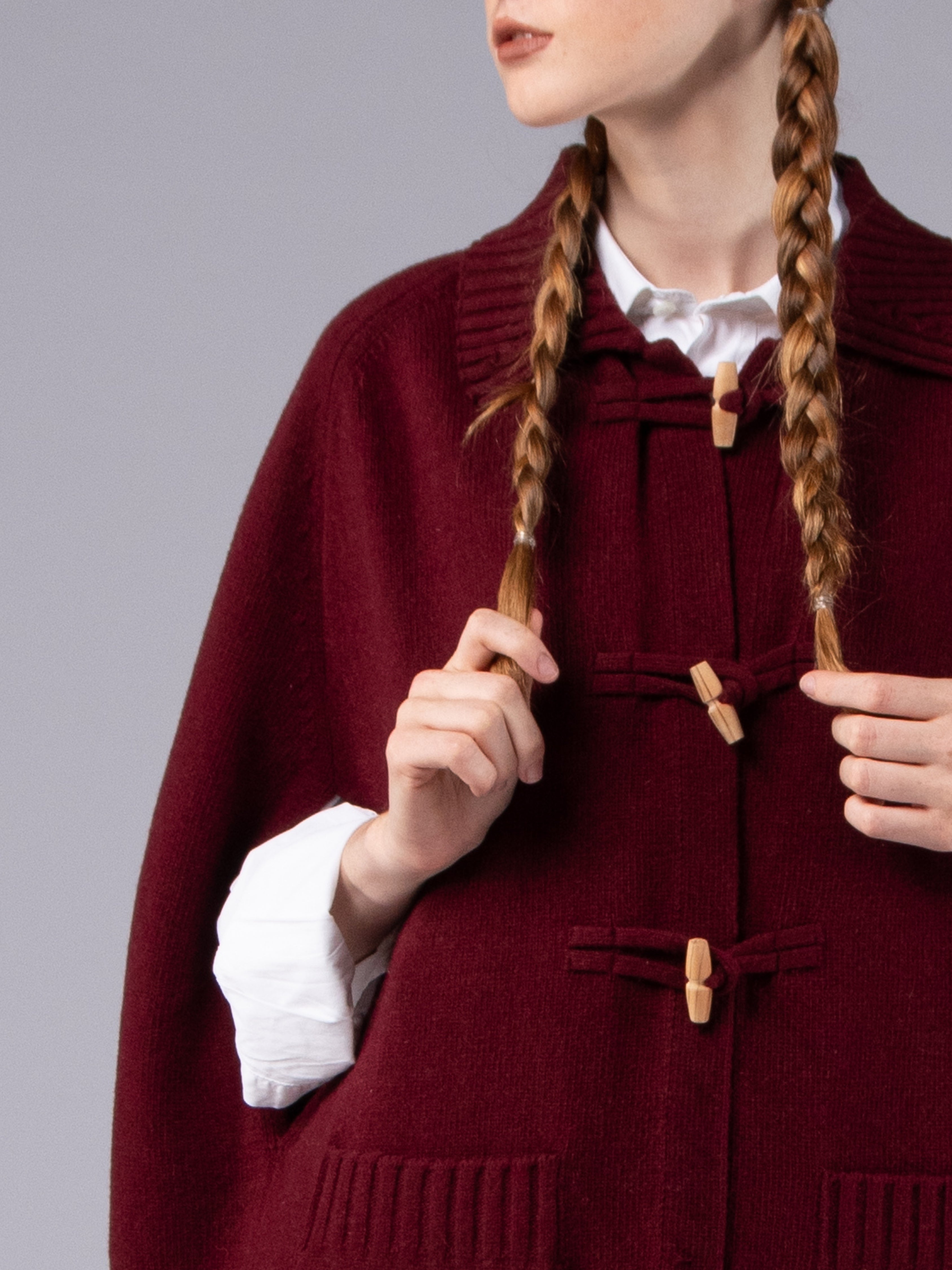 Poncho com Alamares em Lambswool - Bordeaux