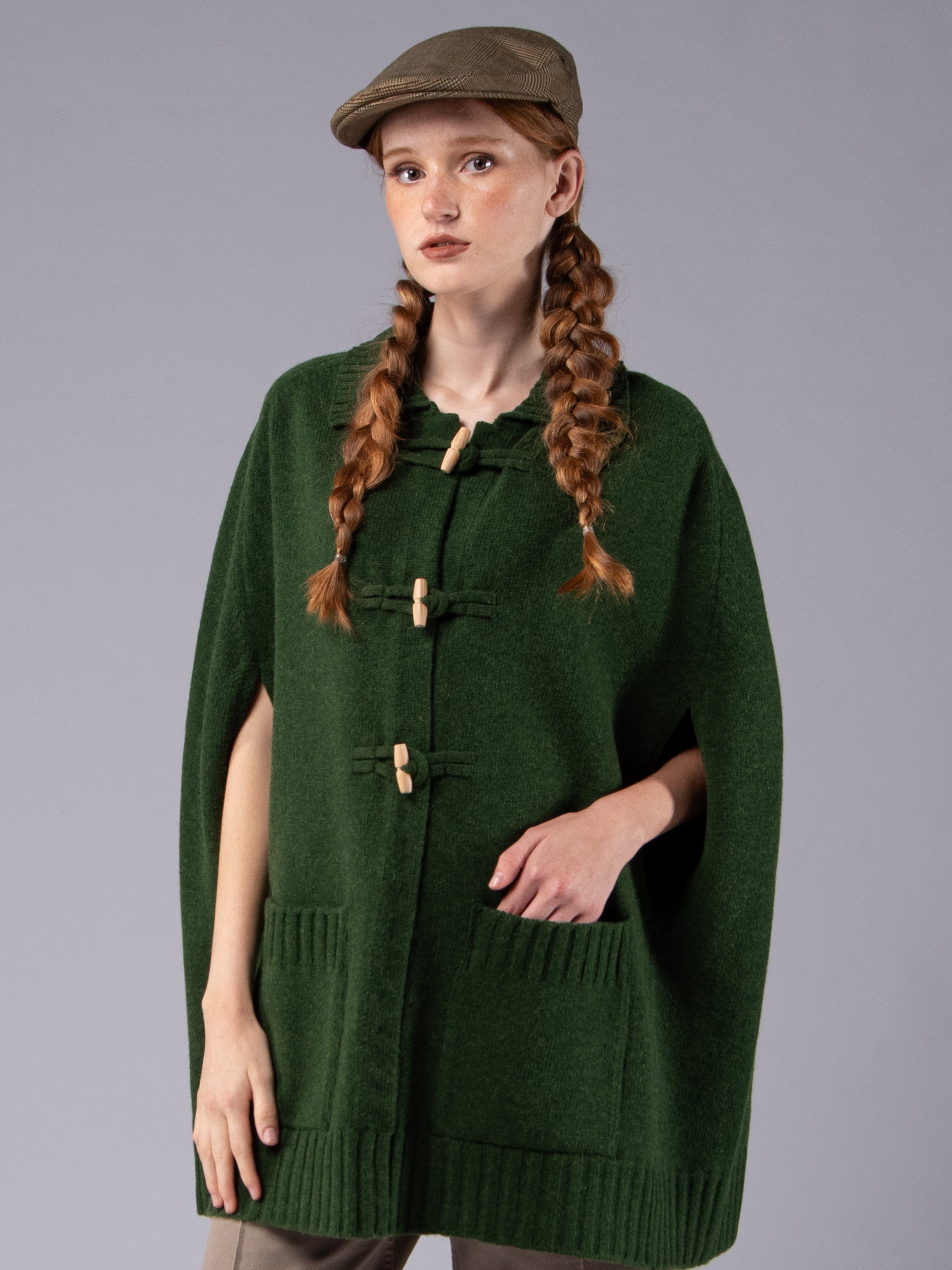 Poncho com Alamares em Lambswool - Verde Musgo