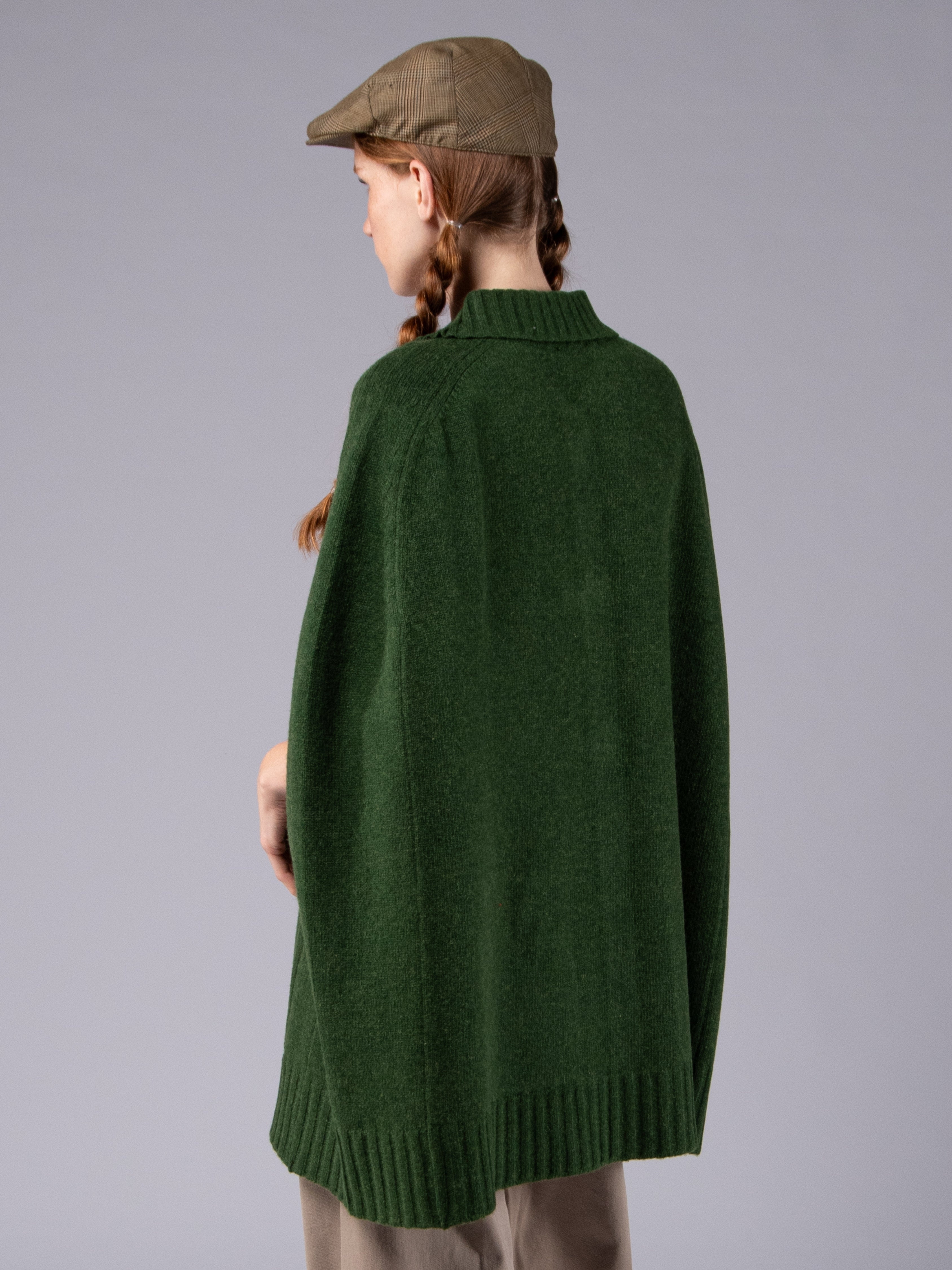 Poncho com Alamares em Lambswool - Verde Musgo