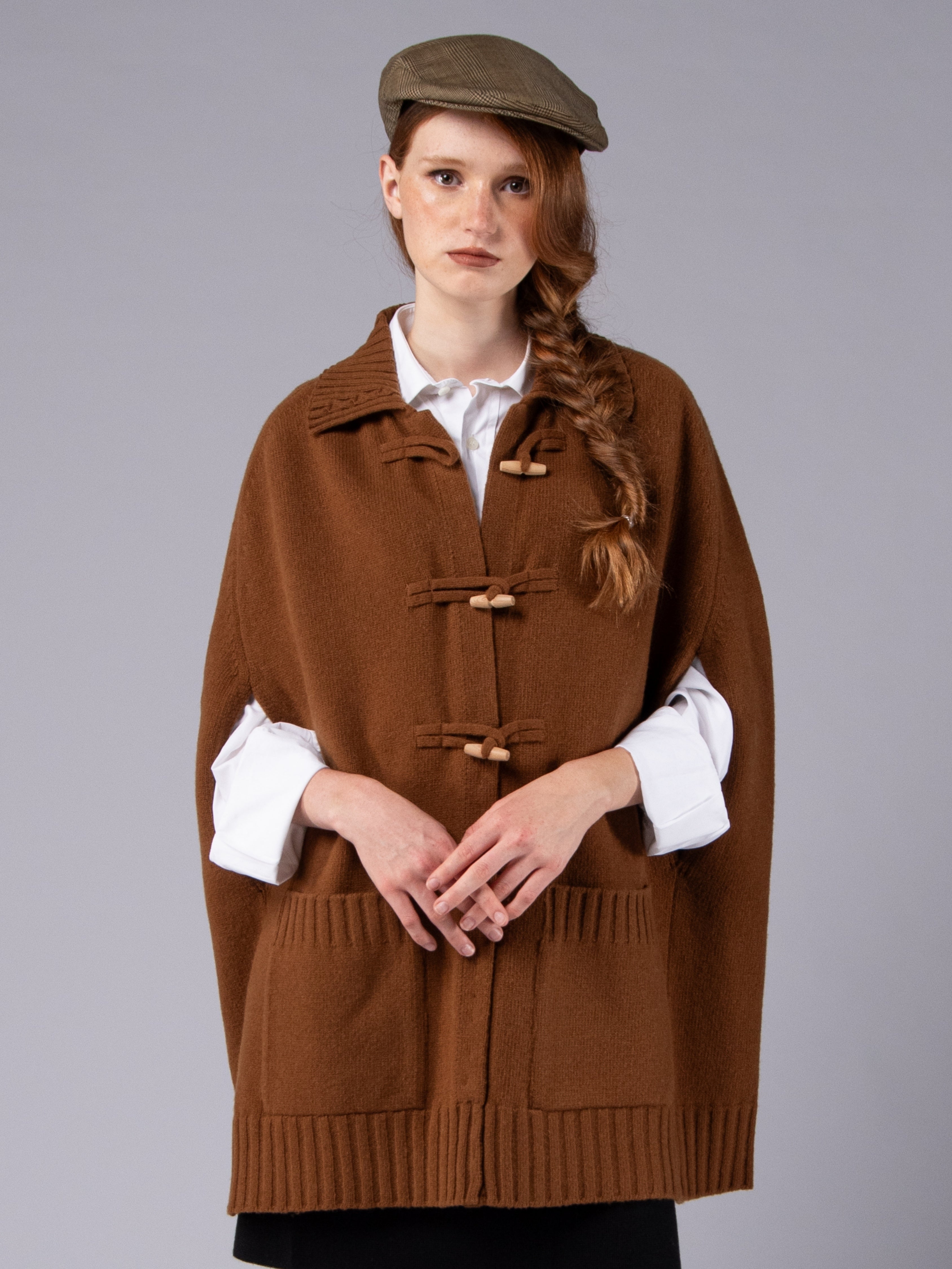 Poncho com Alamares em Lambswool - Charuto