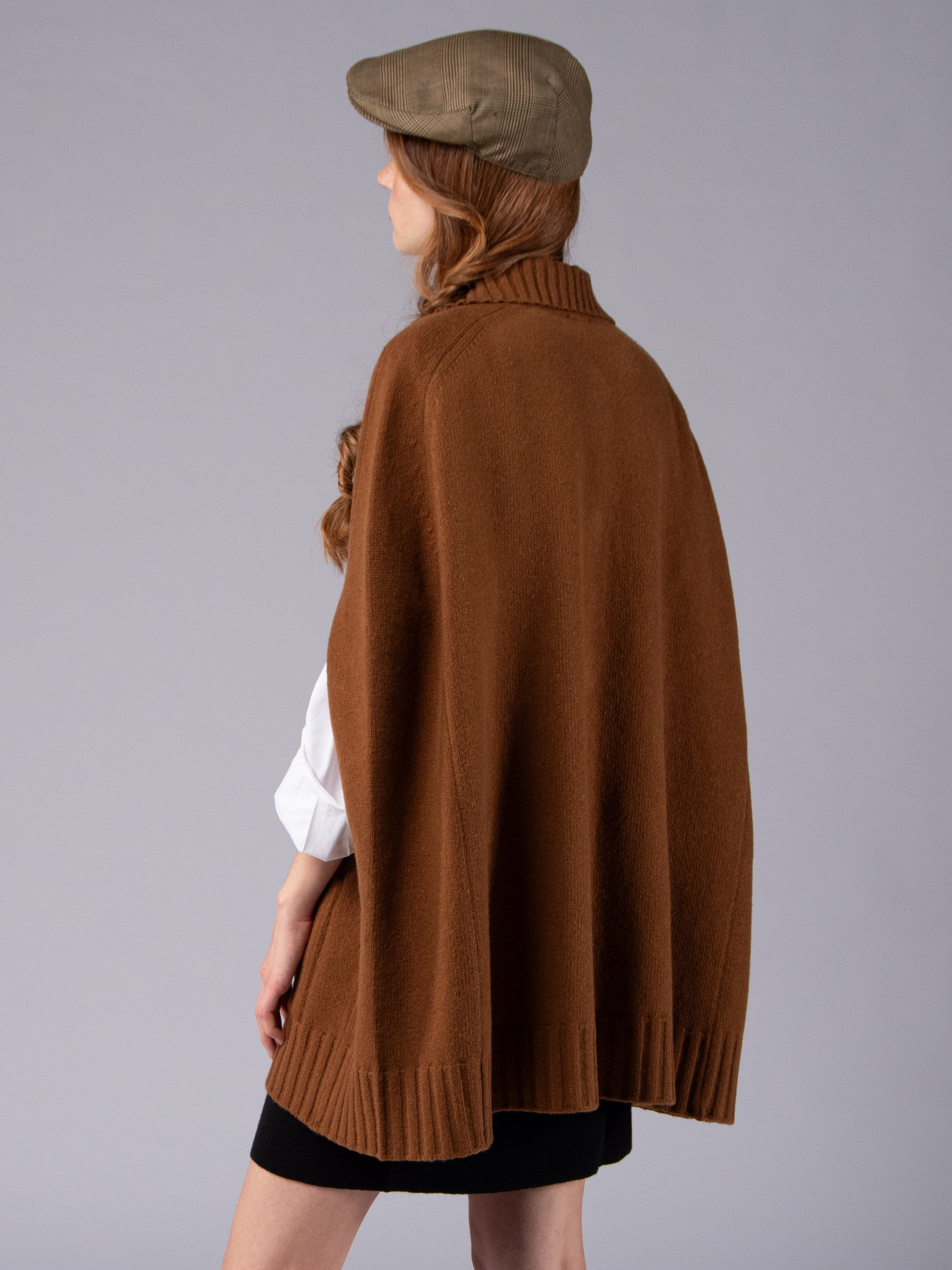 Poncho com Alamares em Lambswool - Charuto