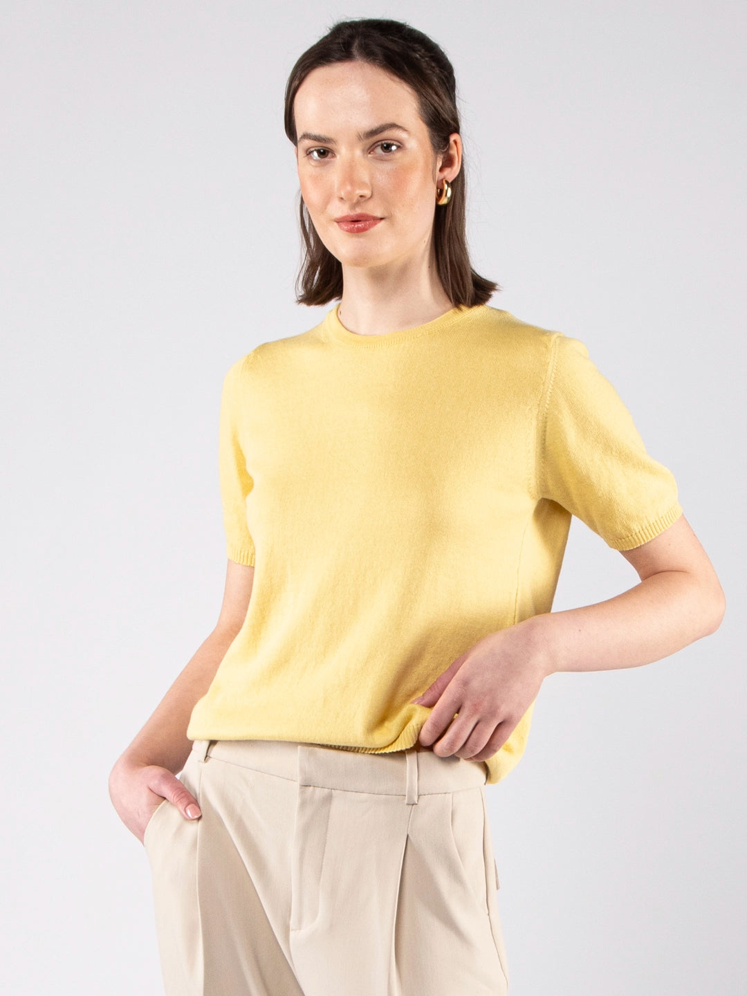 Achega Knitted Sweaters - Jersey de punto para mujer en algodón orgánico amarillo mantequilla con medias mangas.