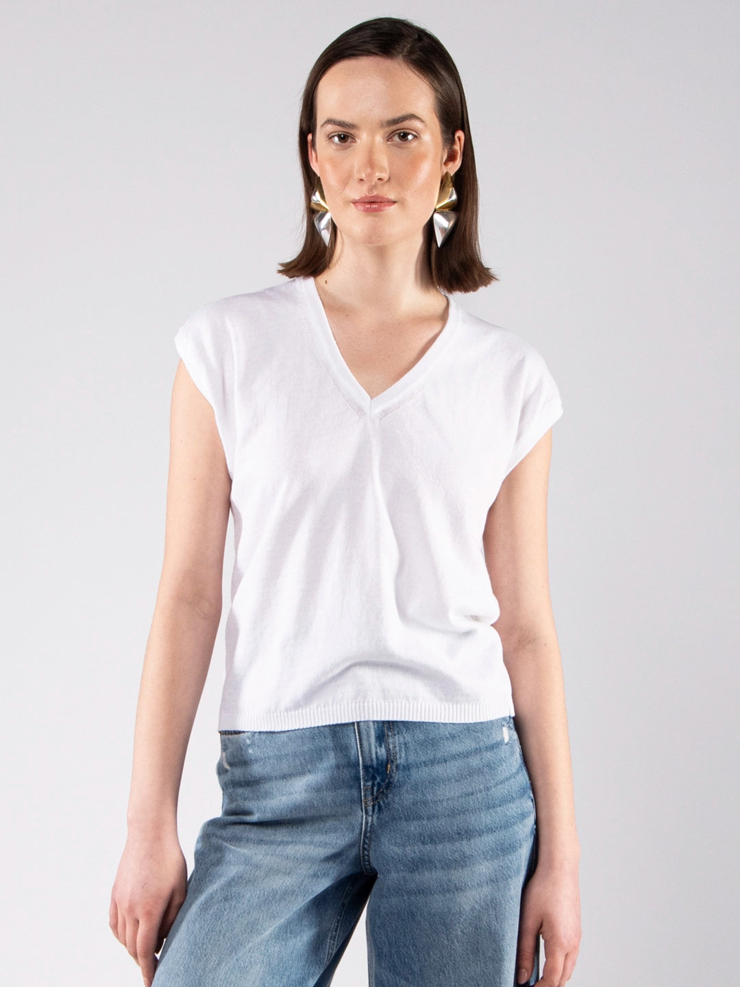 Camiseta ultraligera con cuello en V de algodón ecológico GOTS en blanco