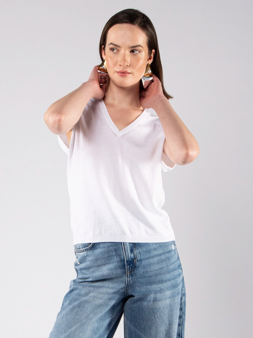 Camiseta ultraligera con cuello en V de algodón ecológico GOTS en blanco