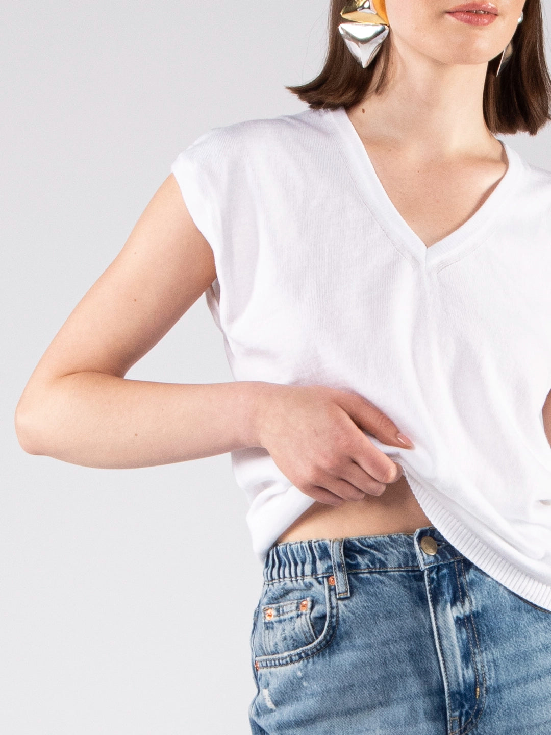 Camiseta ultraligera con cuello en V de algodón ecológico GOTS en blanco