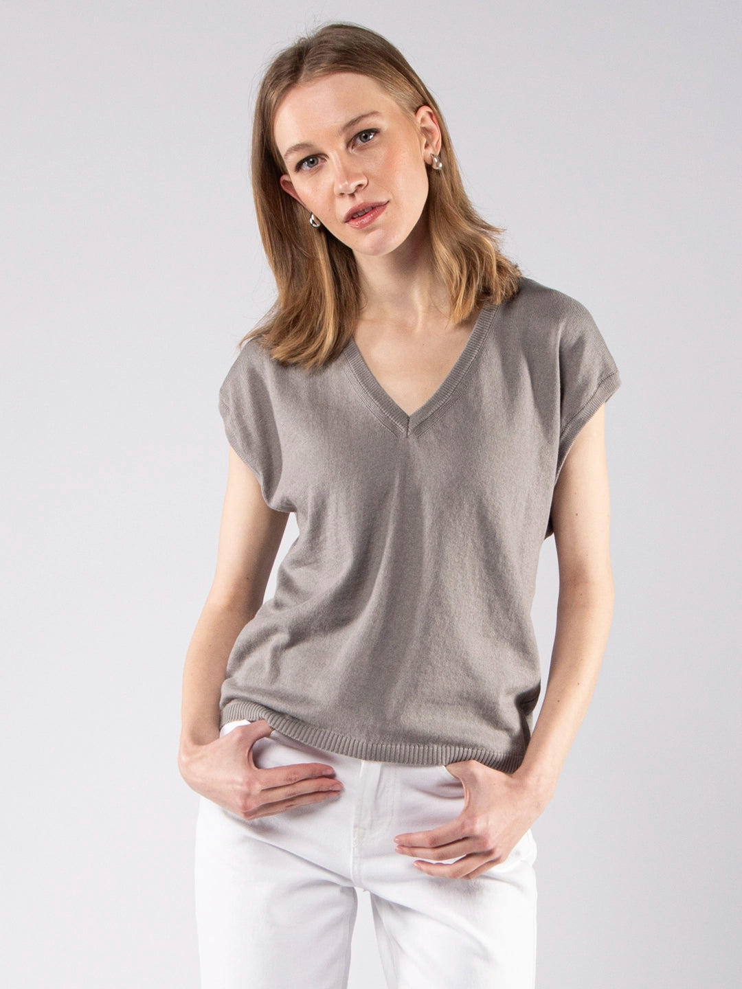 Jersey ultraligero con cuello en V de algodón ecológico gris GOTS