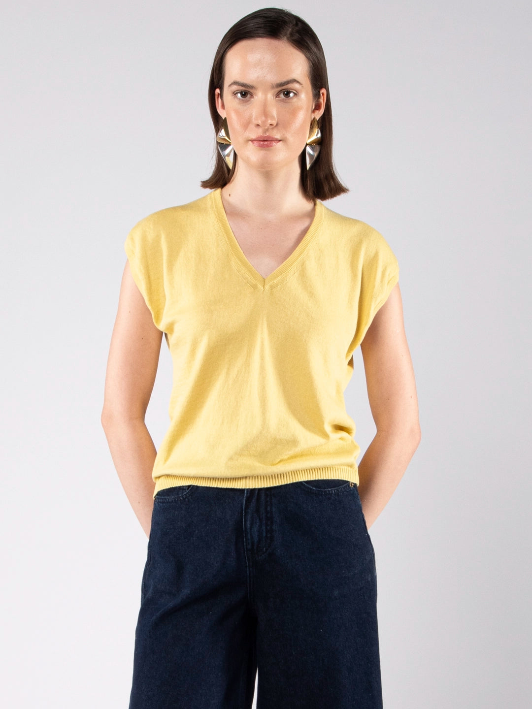 Butter Yellow Camiseta ultraligera con cuello en V de algodón ecológico GOTS