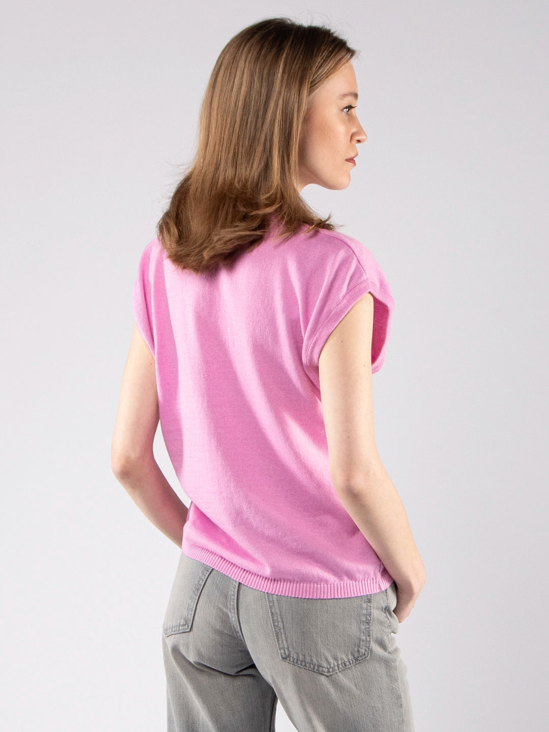 Jersey ultraligero con escote en V, de color rosa, confeccionado con hilo de algodón orgánico certificado por GOTS