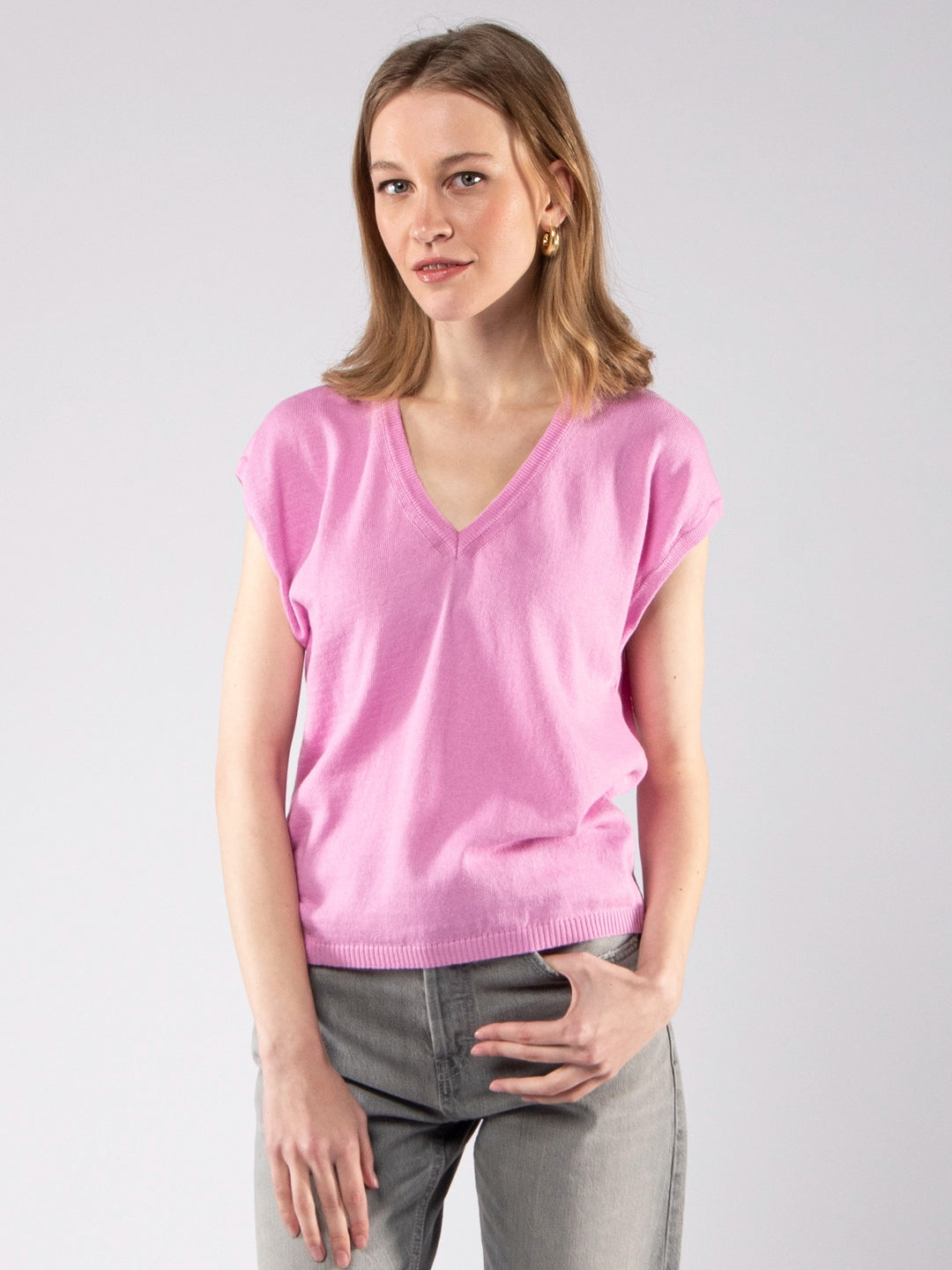 Jersey ultraligero con escote en V, de color rosa, confeccionado con hilo de algodón orgánico certificado por GOTS