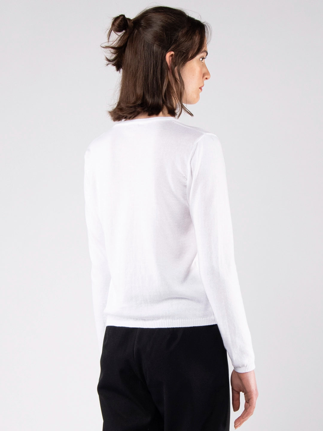 Casacos de Malha Achega - Casaco feminino branco em algodão orgânico com decote redondo e botões