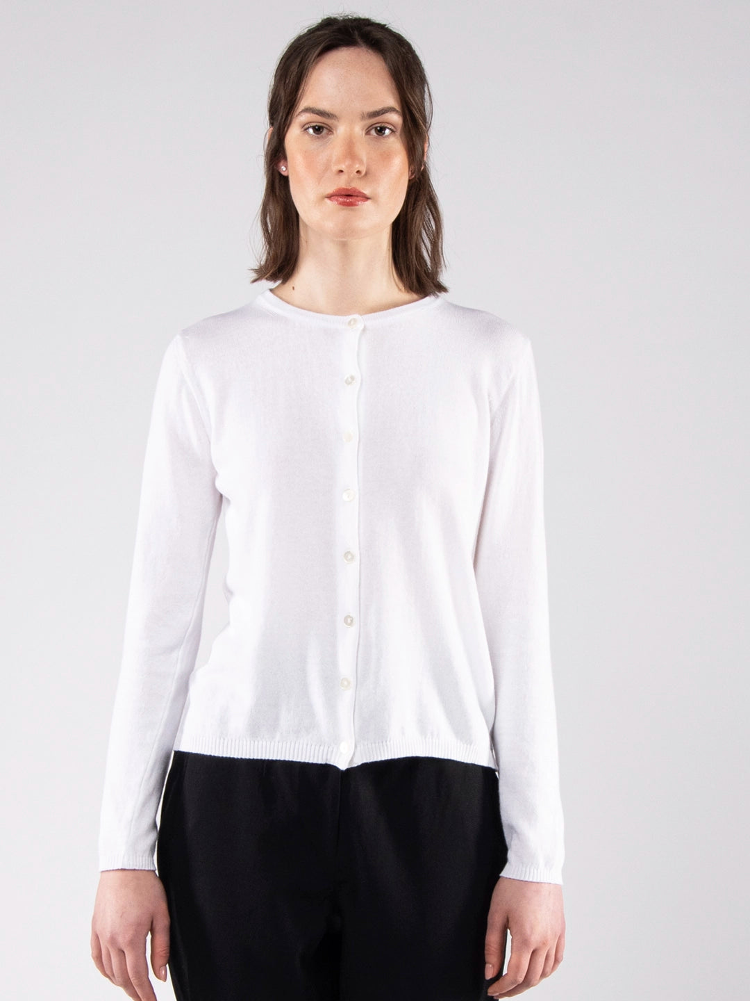 Casacos de Malha Achega - Casaco feminino branco em algodão orgânico com decote redondo e botões