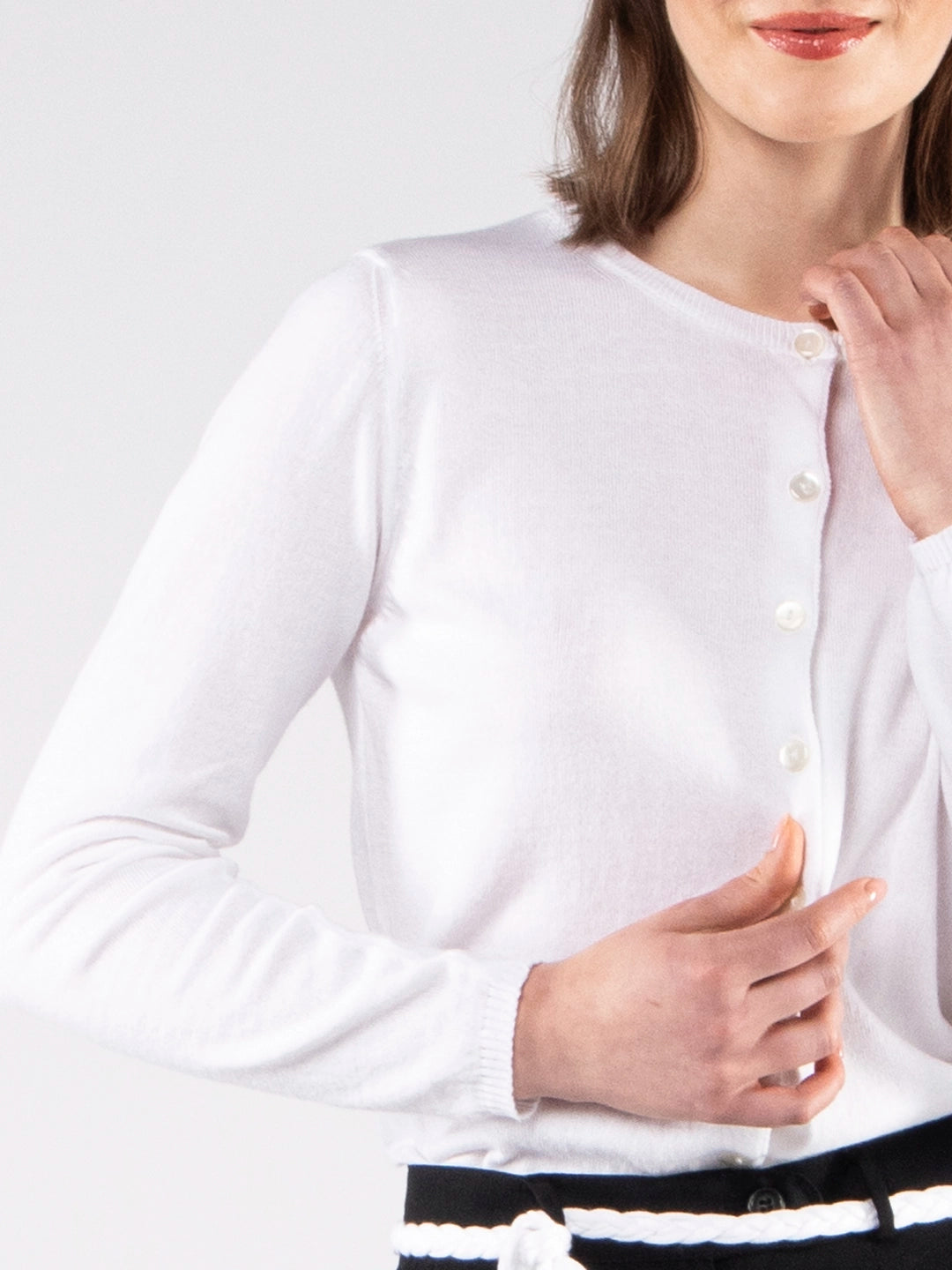 Casacos de Malha Achega - Casaco feminino branco em algodão orgânico com decote redondo e botões