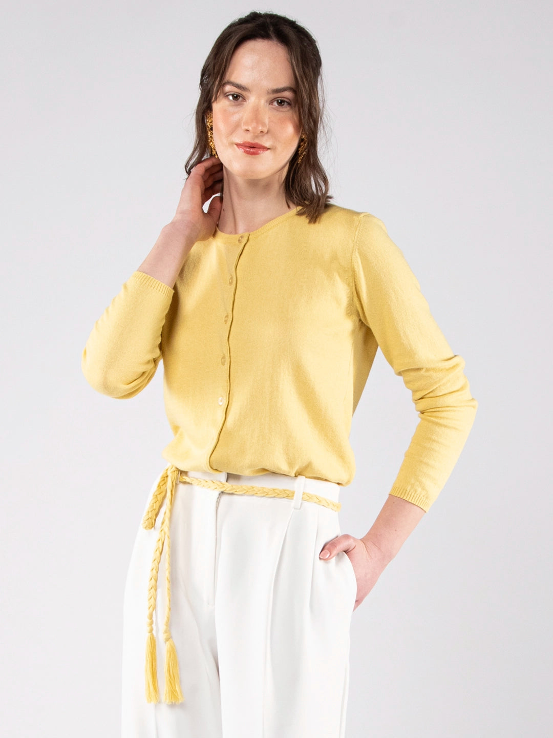 Achega Knitwear Chaquetas - Chaqueta de mujer amarillo mantequilla en algodón orgánico con escote redondo y botones