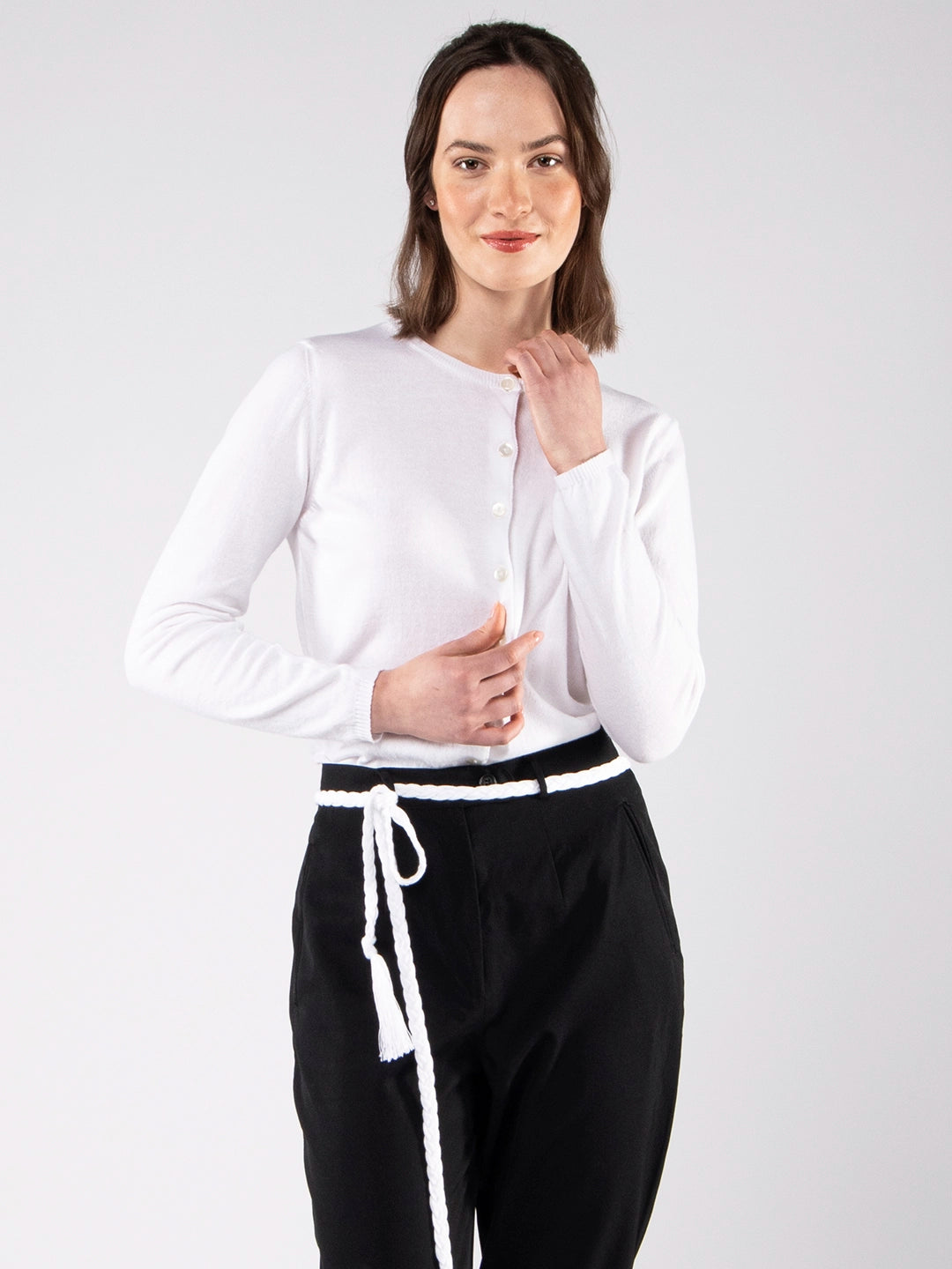 Casacos de Malha Achega - Casaco feminino branco em algodão orgânico com decote redondo e botões