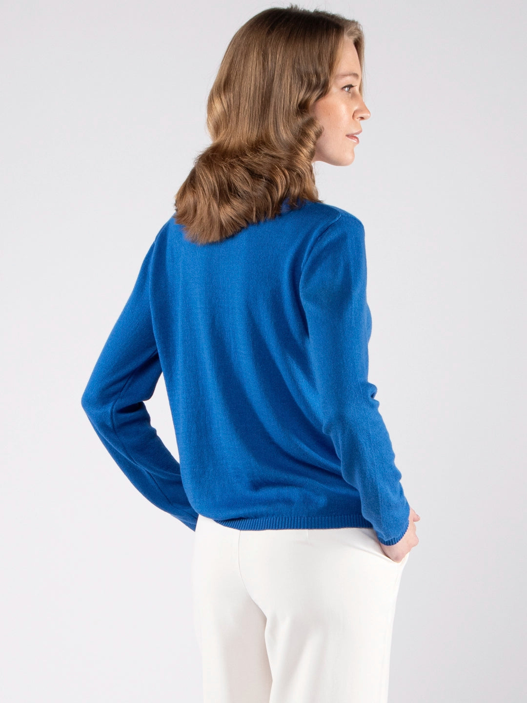 Casacos de Malha Achega - Casaco feminino azul cobalto em algodão orgânico com decote redondo e botões