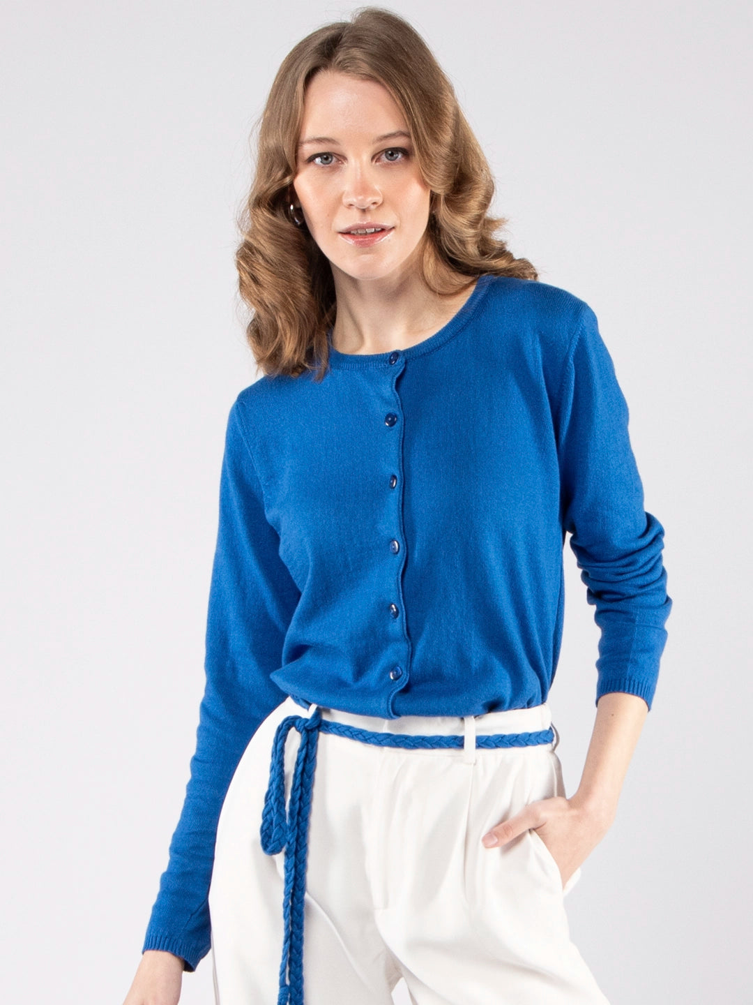 Casacos de Malha Achega - Casaco feminino azul cobalto em algodão orgânico com decote redondo e botões