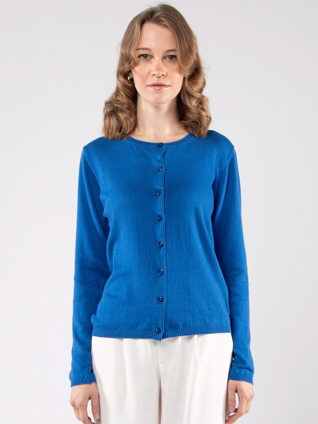 Casacos de Malha Achega - Casaco feminino azul cobalto em algodão orgânico com decote redondo e botões