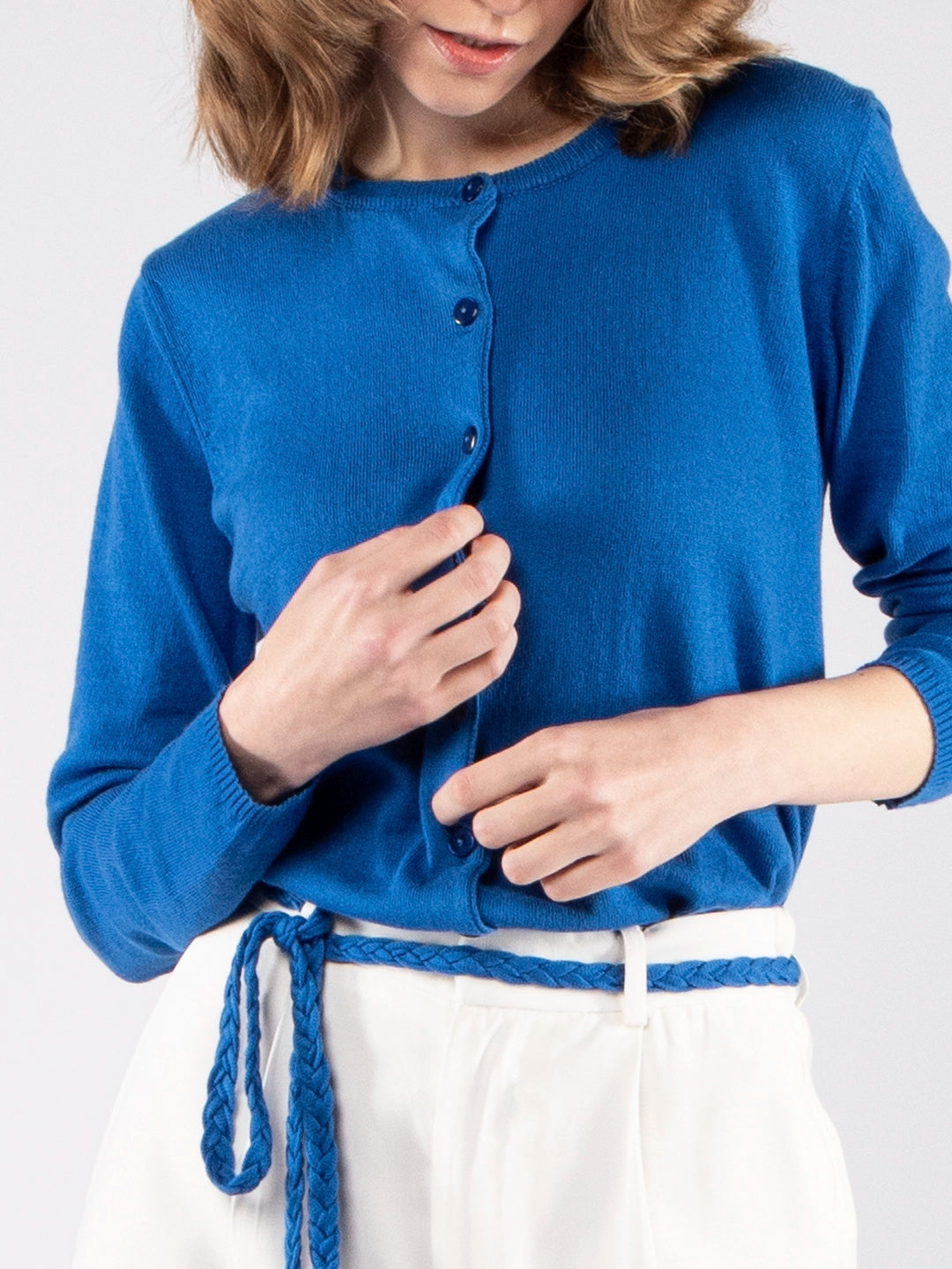 Casacos de Malha Achega - Casaco feminino azul cobalto em algodão orgânico com decote redondo e botões