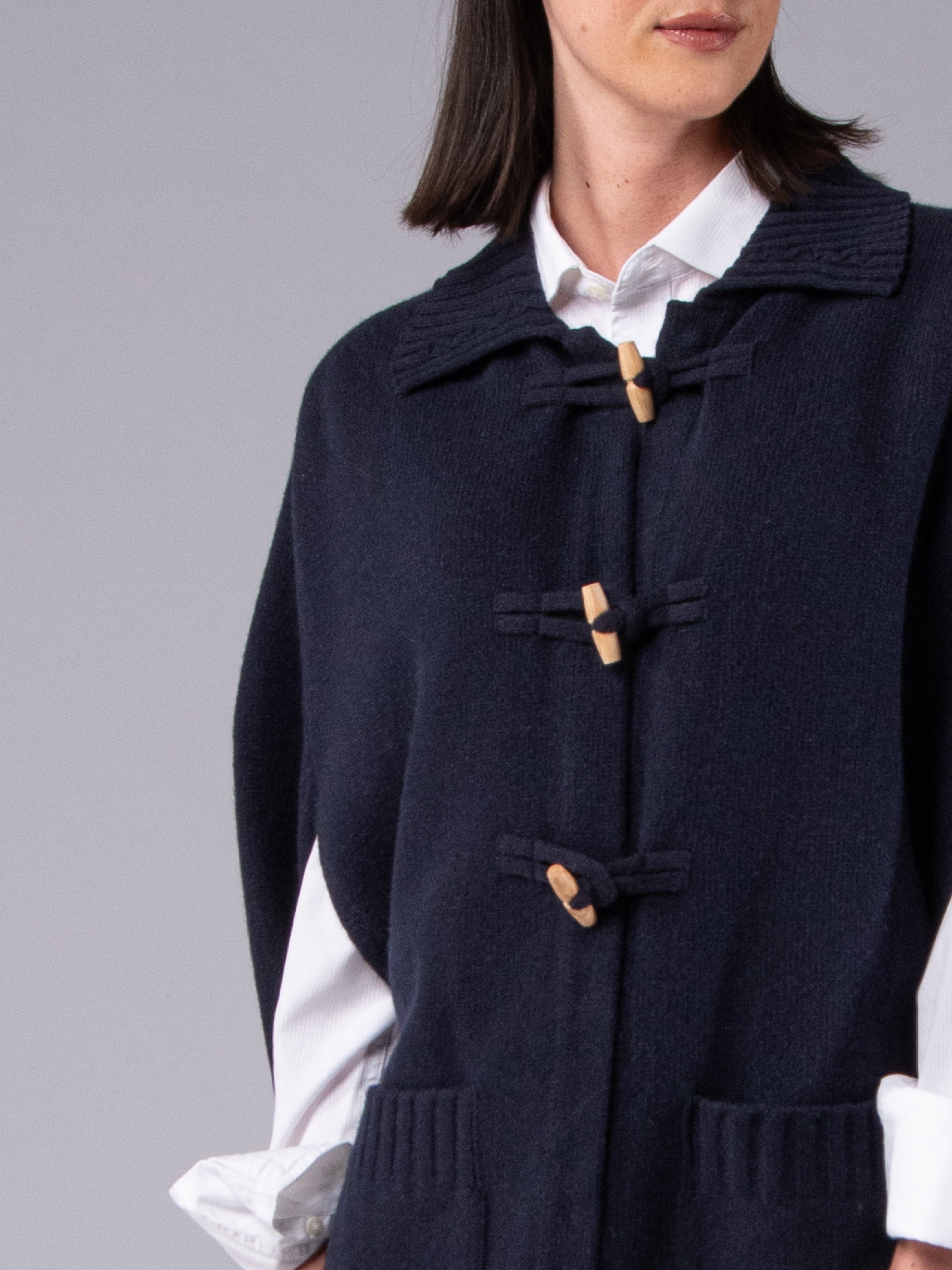 Poncho com Alamares em Lambswool - Azul Marinho