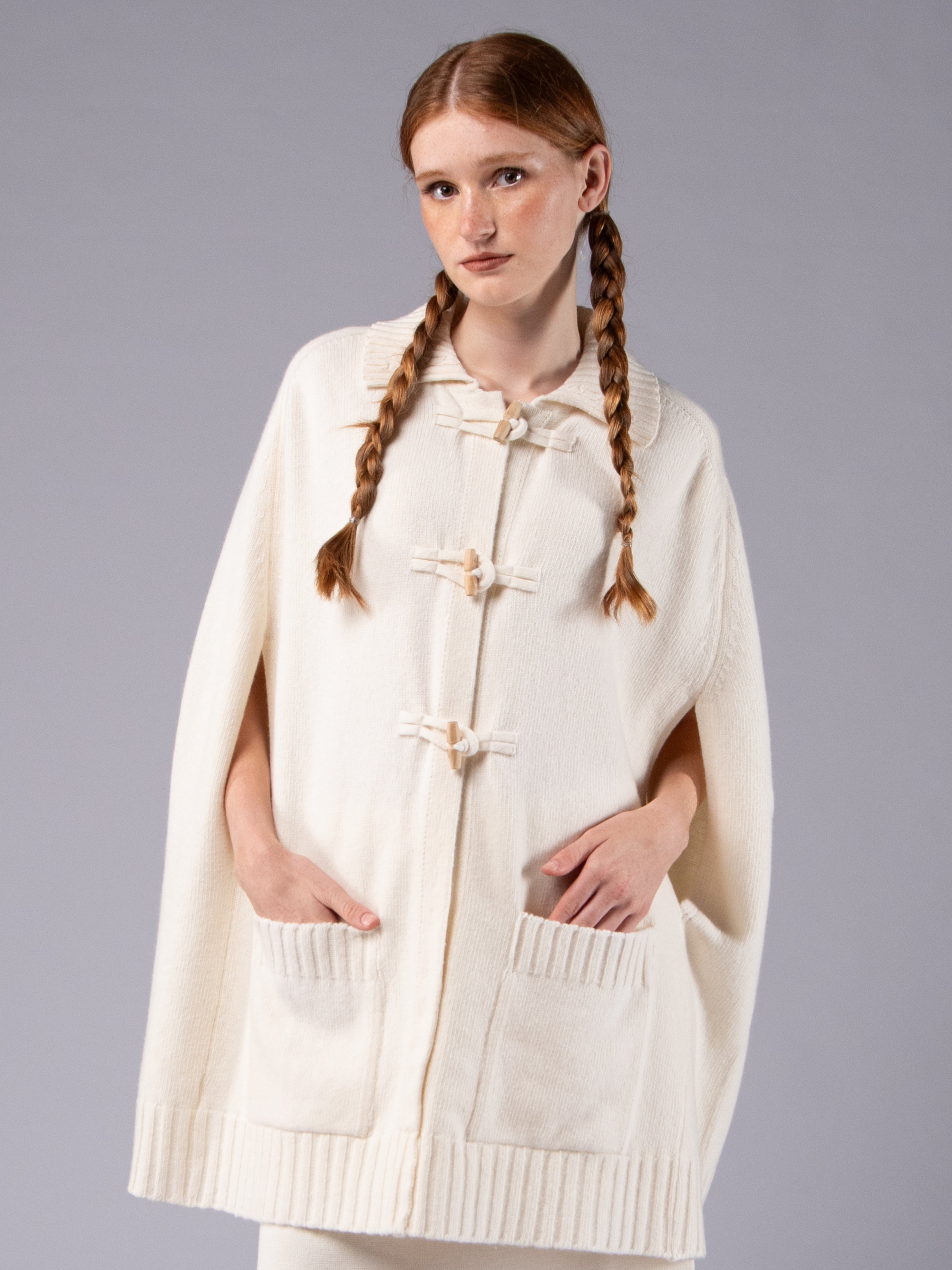 Poncho com Alamares em Lambswool - Branco Pérola