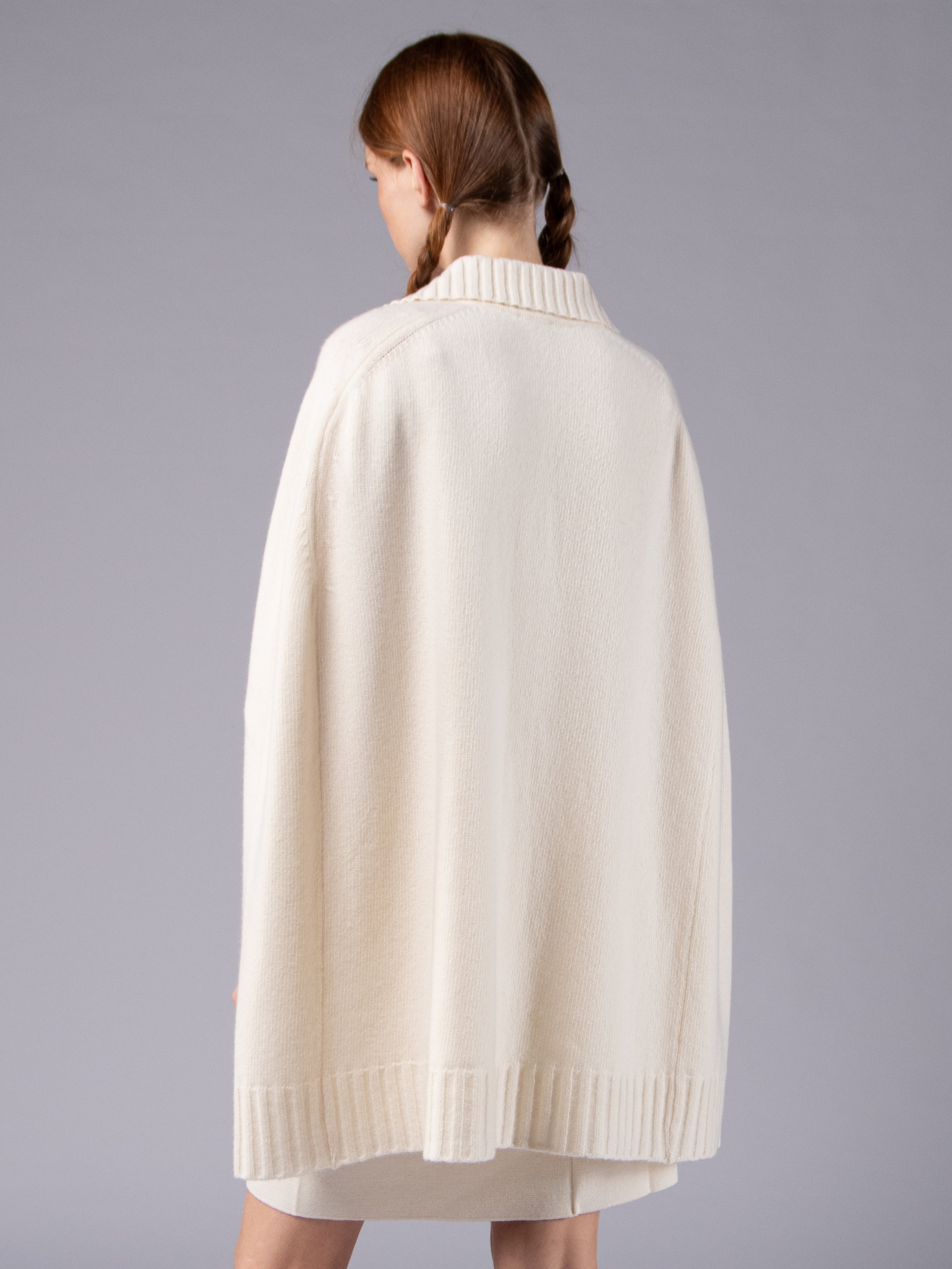 Poncho com Alamares em Lambswool - Branco Pérola