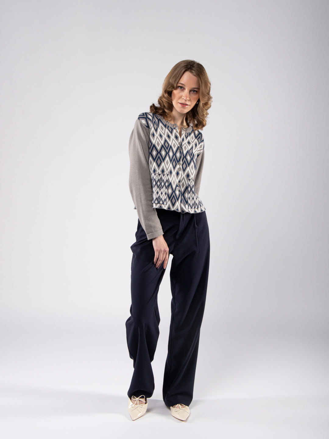 Casacos de Malha Achega - Casaco feminino, em algodão orgânico com botões e com padrão em jacquard de losângulos argyle.