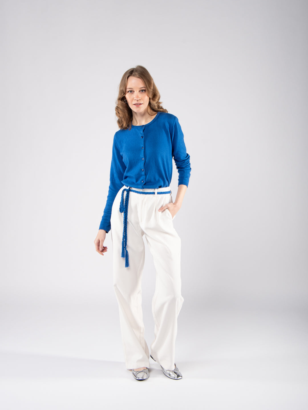 Casacos de Malha Achega - Casaco feminino azul cobalto em algodão orgânico com decote redondo e botões