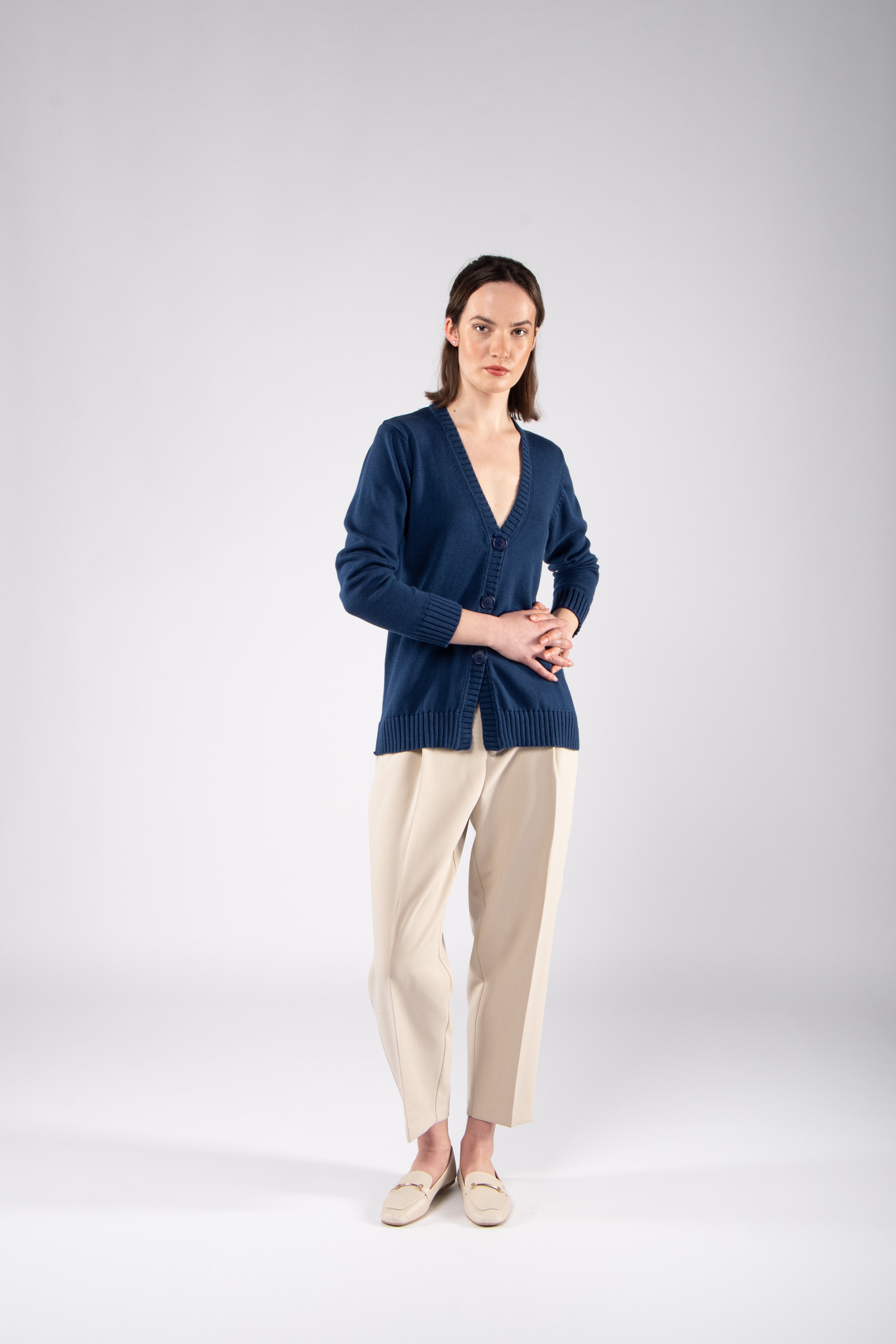 Casacos de Malha Achega - Casaco feminino em algodão orgânico GOTS decote V e botões