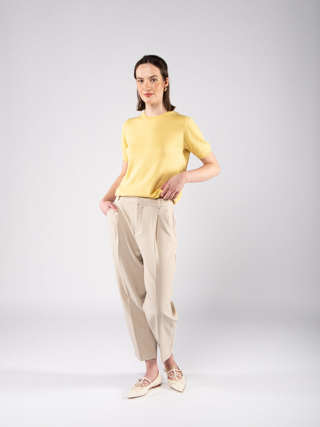 Achega Knitted Sweaters - Jersey de punto para mujer en algodón orgánico amarillo mantequilla con medias mangas.