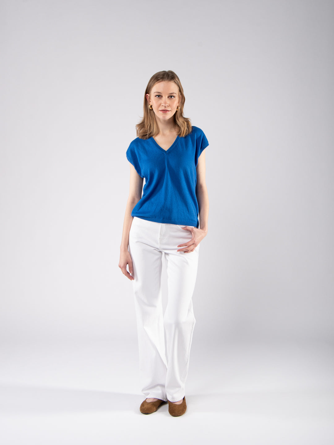 Camiseta azul cobalto ultraligera con cuello en V de algodón ecológico GOTS