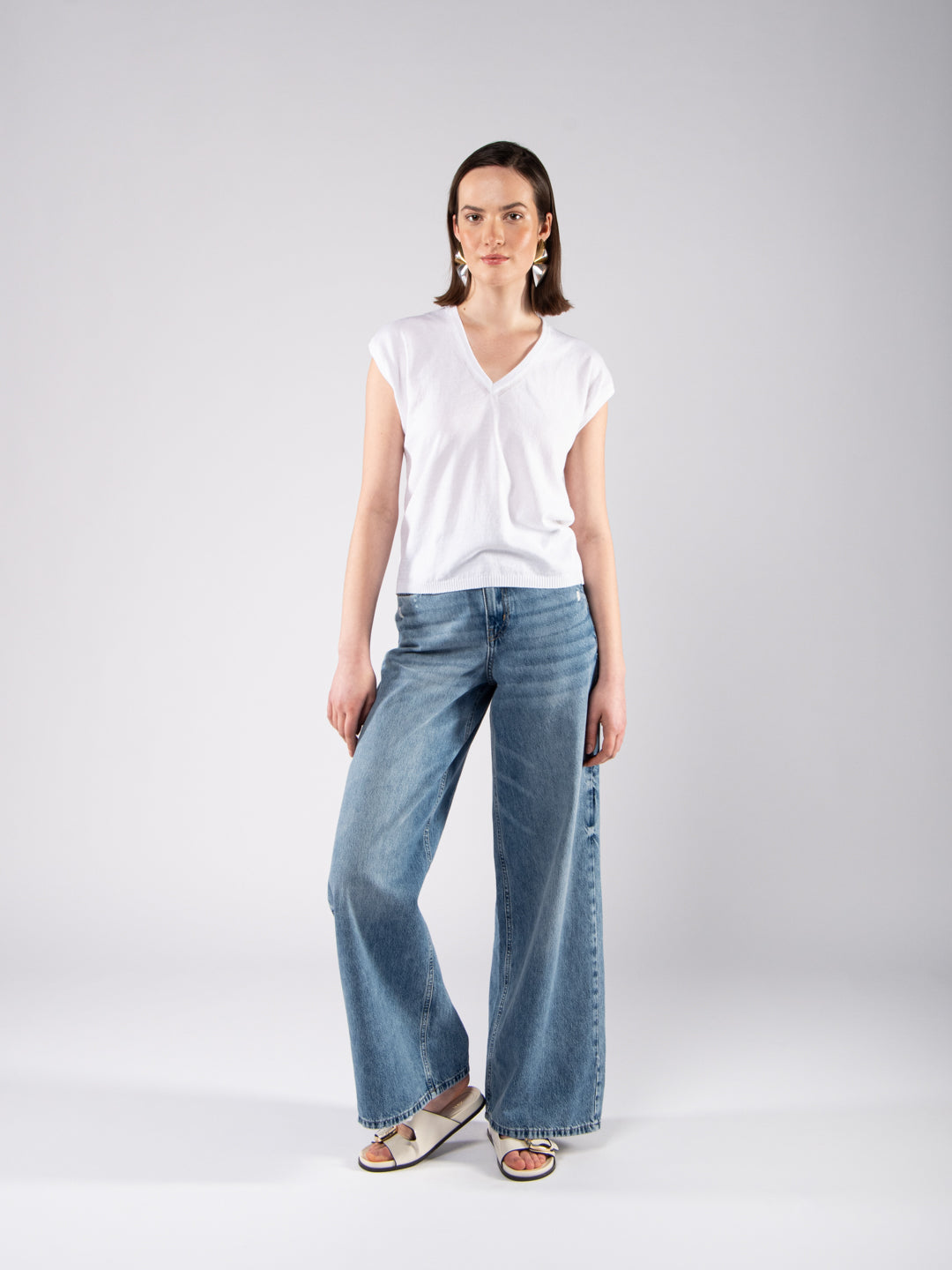 Camiseta ultraligera con cuello en V de algodón ecológico GOTS en blanco