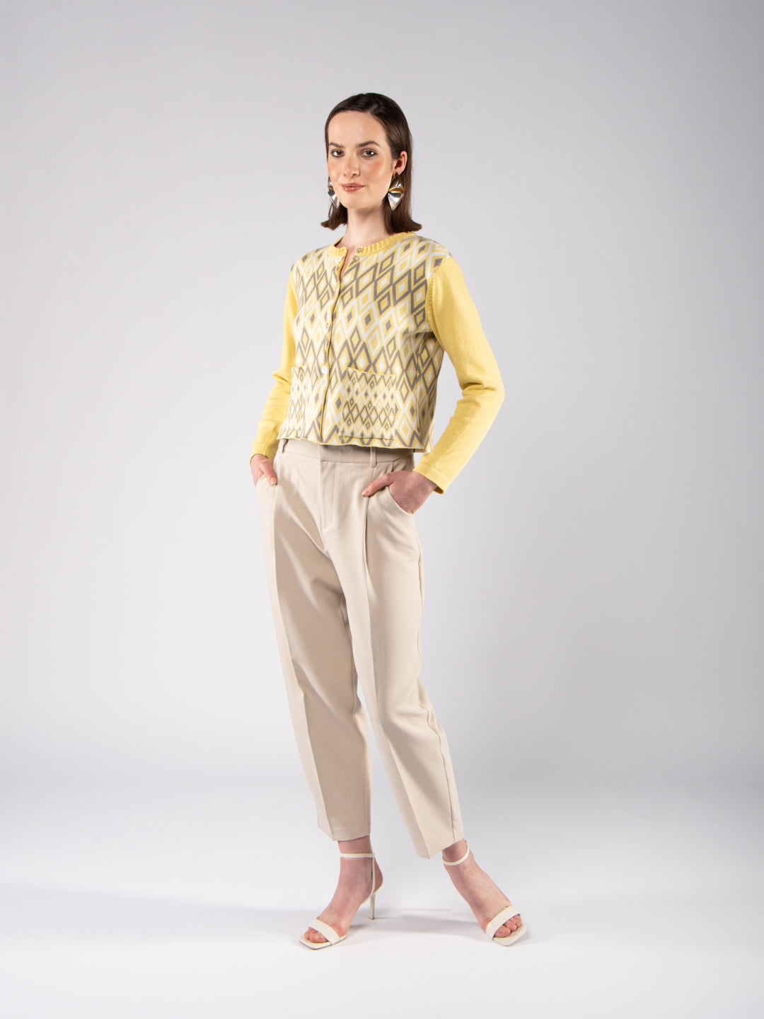 Casacos de Malha Achega - Casaco feminino, em algodão orgânico com botões e com padrão em jacquard de losângulos argyle.