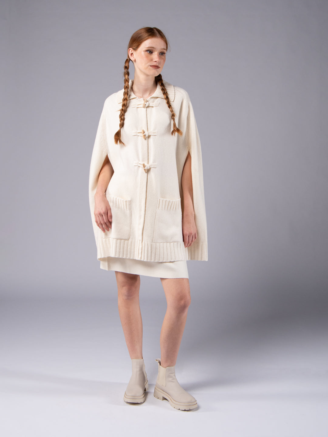 Poncho com Alamares em Lambswool - Branco Pérola