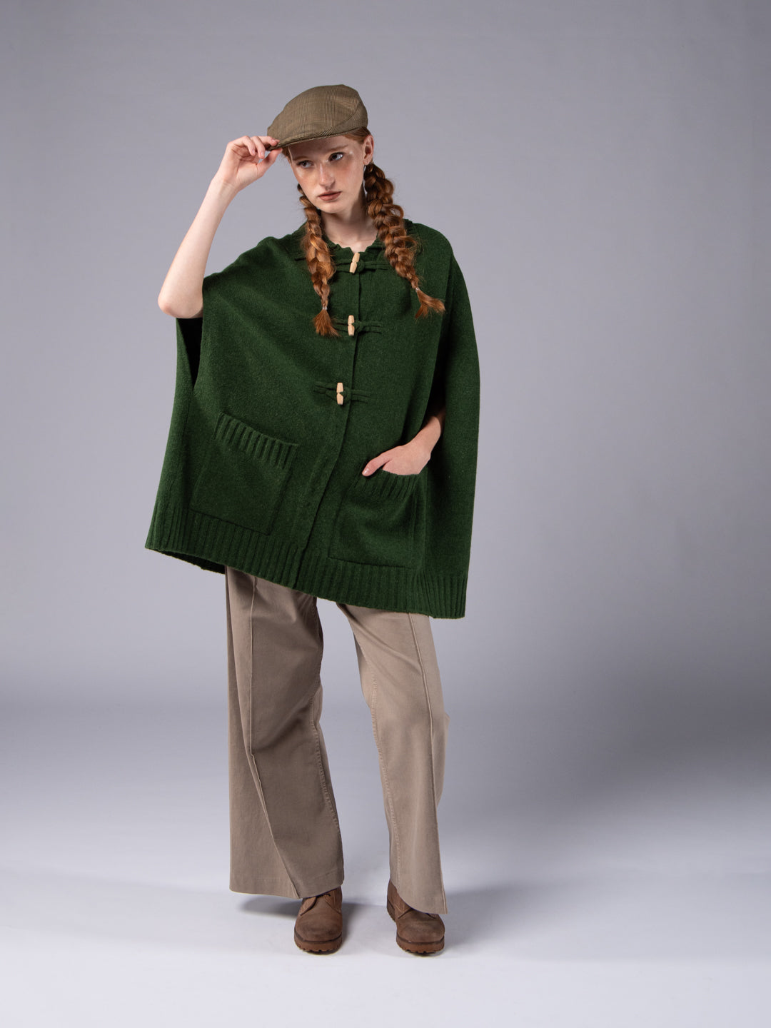 Poncho com Alamares em Lambswool - Verde Musgo
