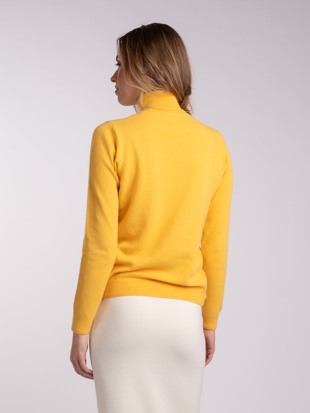 Camisola de malha com gola alta na cor amarelo | Achega