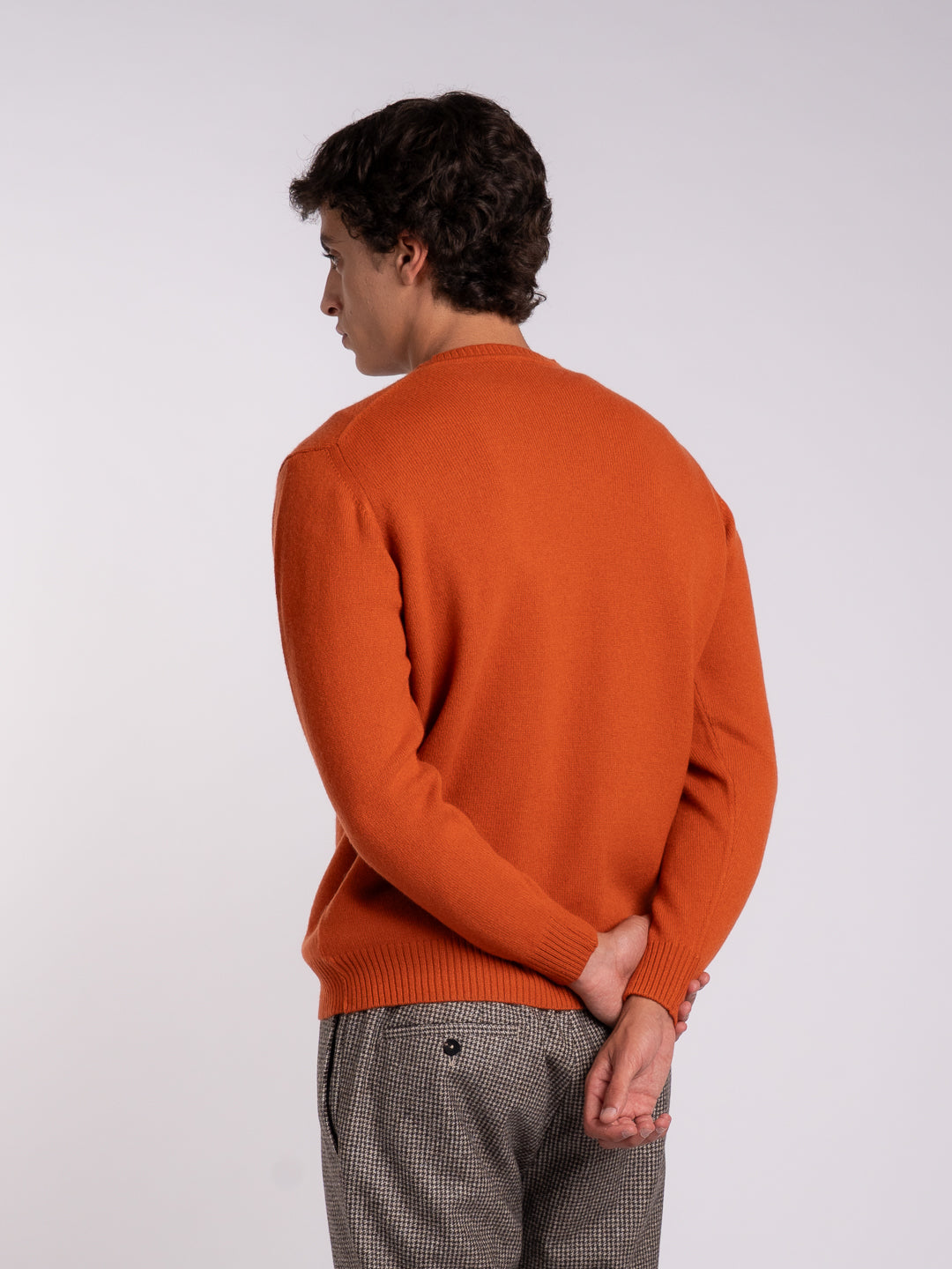 Details of the terracotta orange men's sweater with ribbed trim