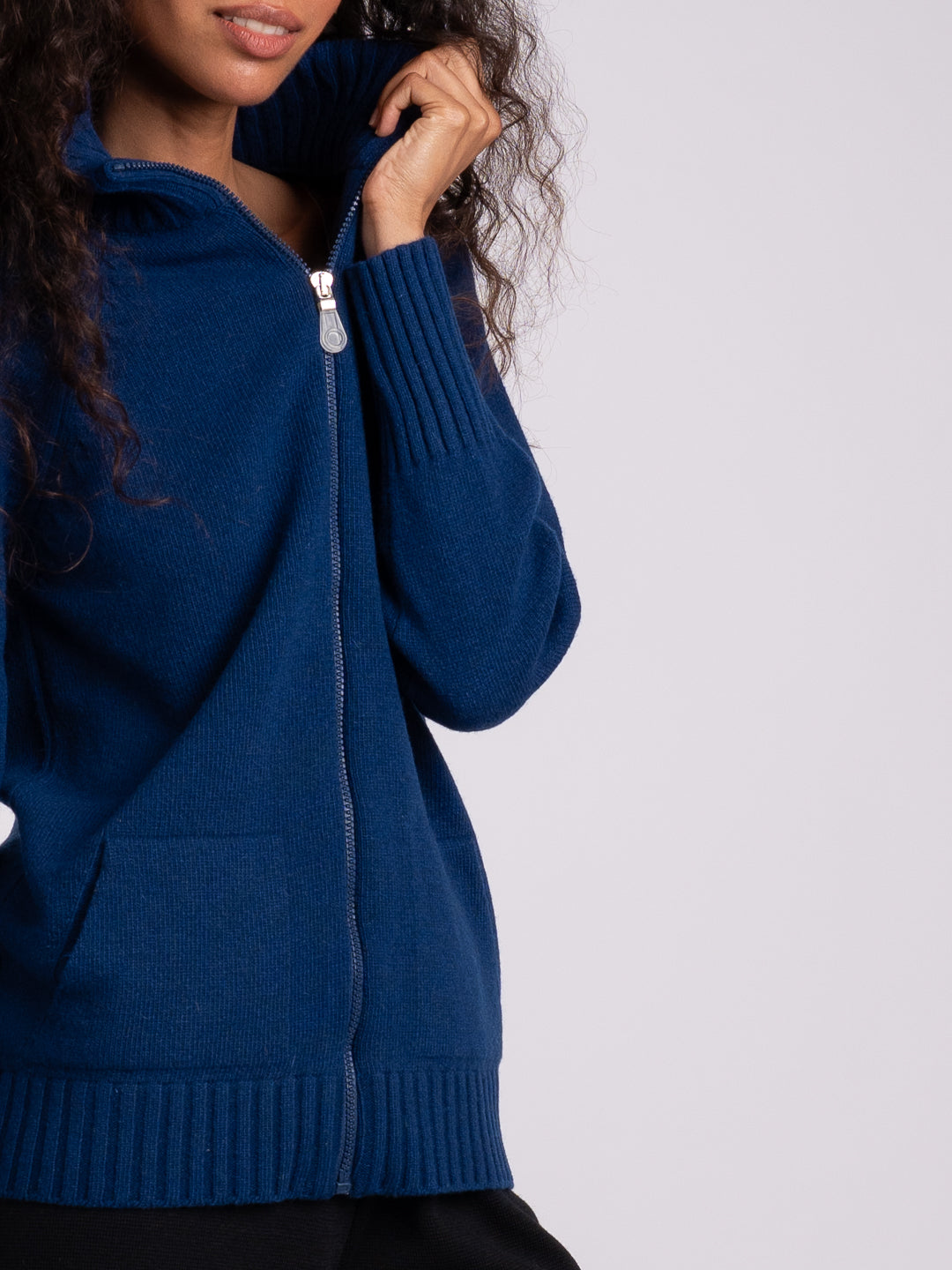 Detalhe da meia gola e do fecho do casaco em Lambswool Azul Meia Noite | Achega