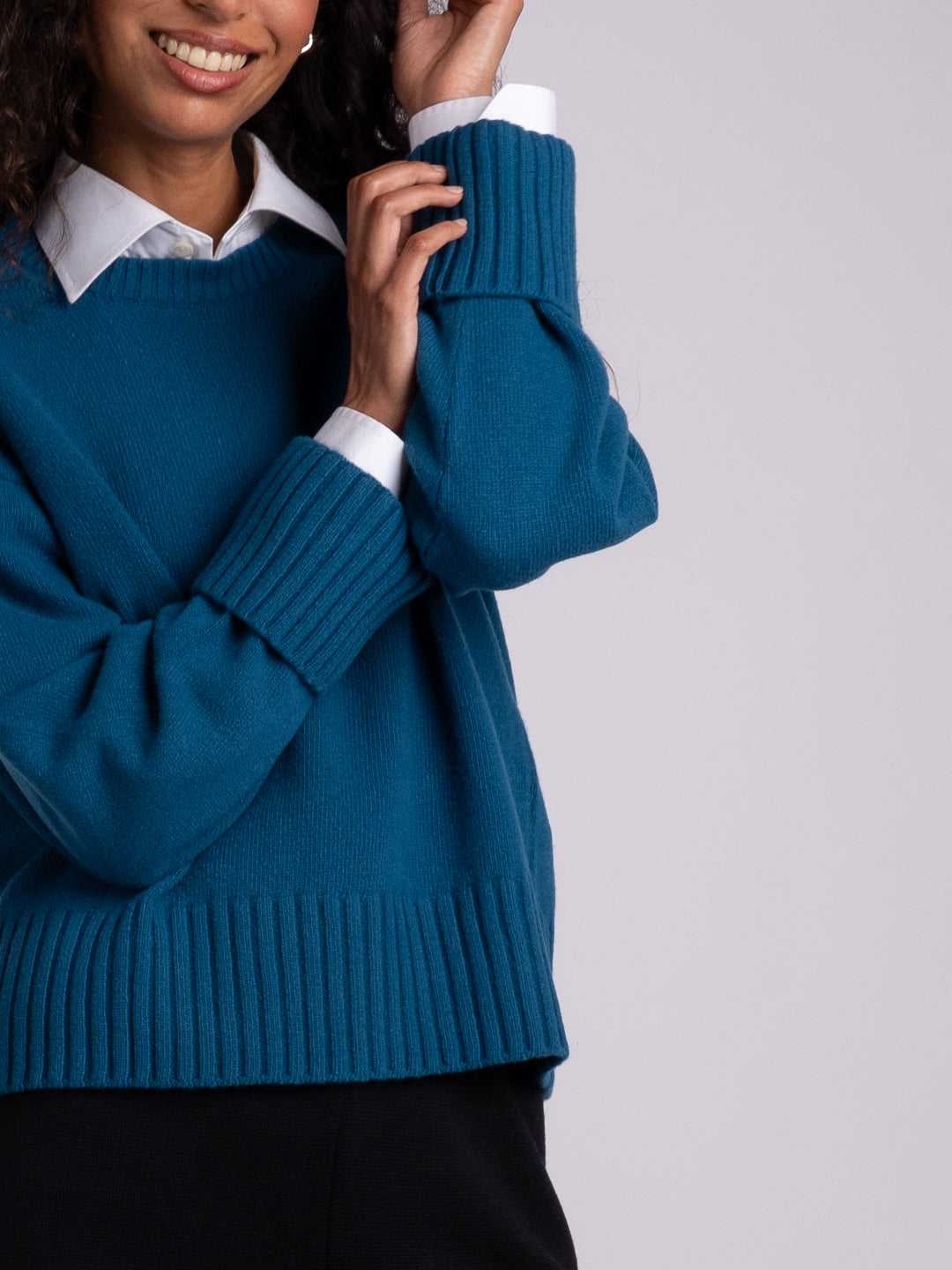Camisolão chunky em Lambswool azul petróleo visto de costas | Achega