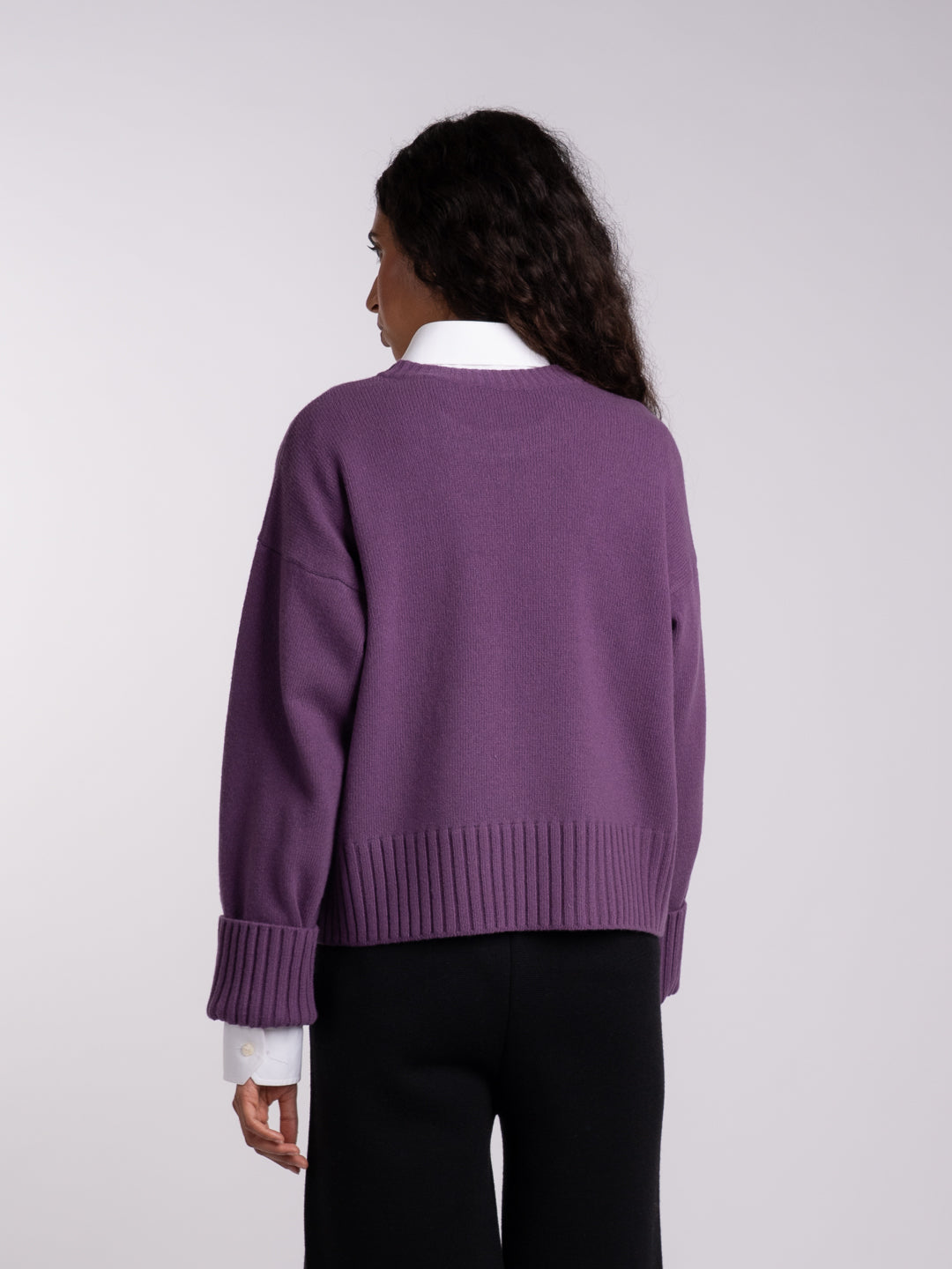 Detalhe dos punhos virados do camisolão em Lambswool roxo claro | Achega