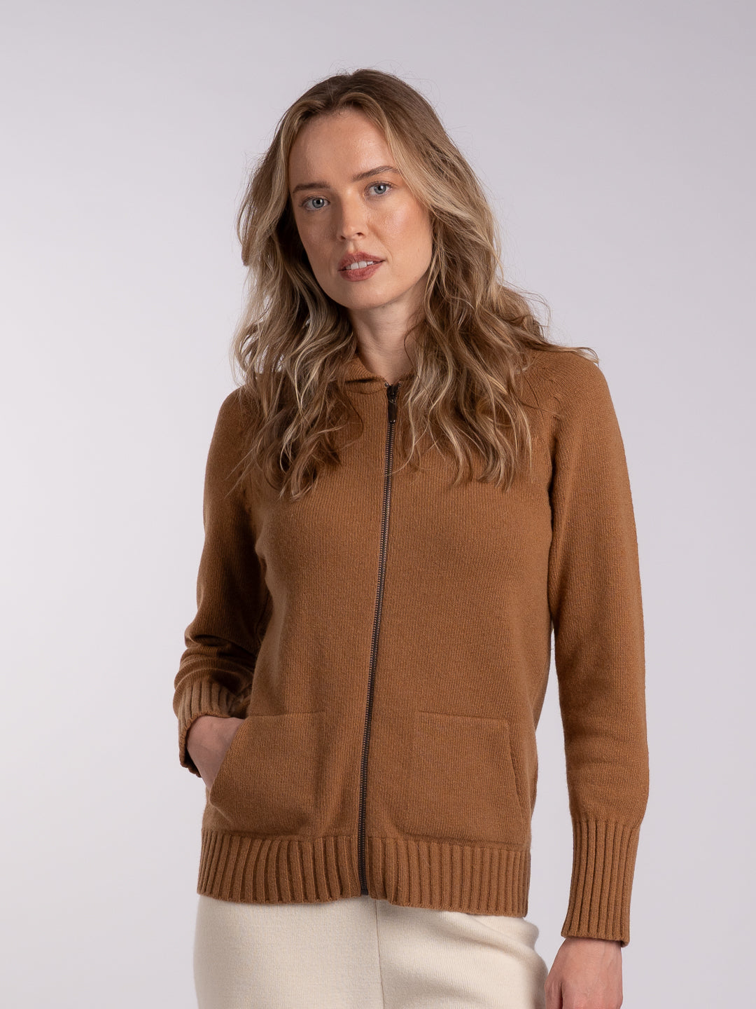 Casaco feminino com capuz e fecho em Lambswool - Charuto | Achega